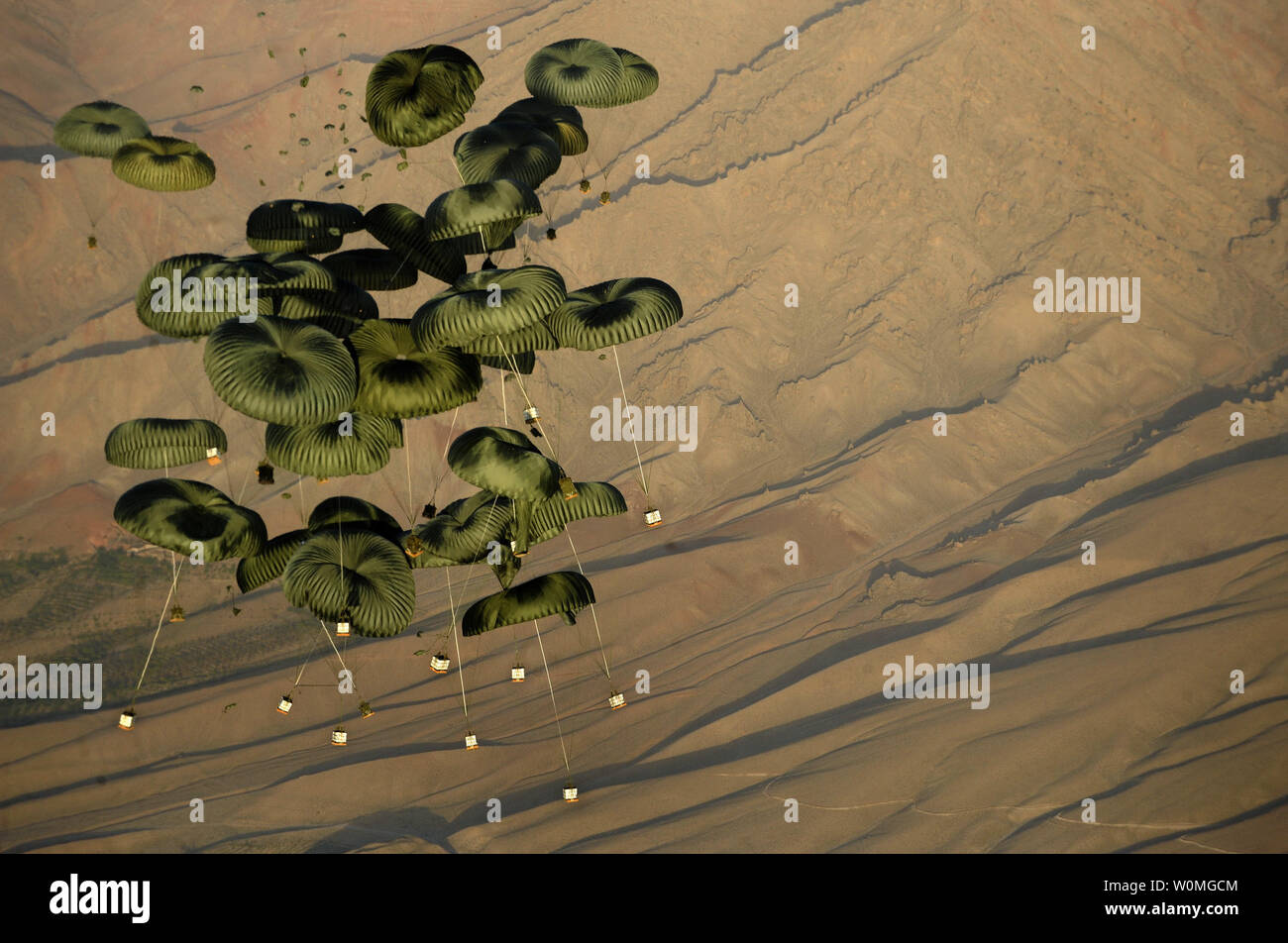 Palettes de marchandises baisse du U.S. Air Force expéditionnaire du 817e Escadron de transport C-17 Globemaster III à la base d'opérations en Afghanistan le 27 août 2009, à l'appui de l'opération Enduring Freedom. UPI/Michael B. Keller/U.S. Air Force. Banque D'Images