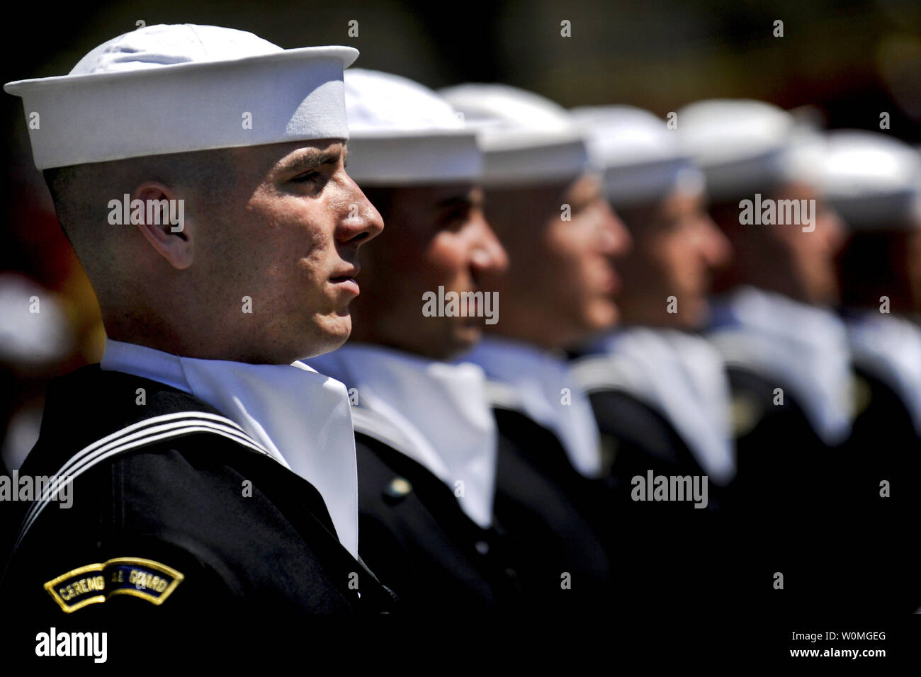 Les marins affectés à la garde de cérémonie au garde à vous lors d'une cérémonie célébrant le 117e anniversaire du premier maître de grade à la U.S. Navy Memorial, à Washington le 1 avril 2010. UPI/Kevin S. O'Brien/U.S. Navy . Banque D'Images