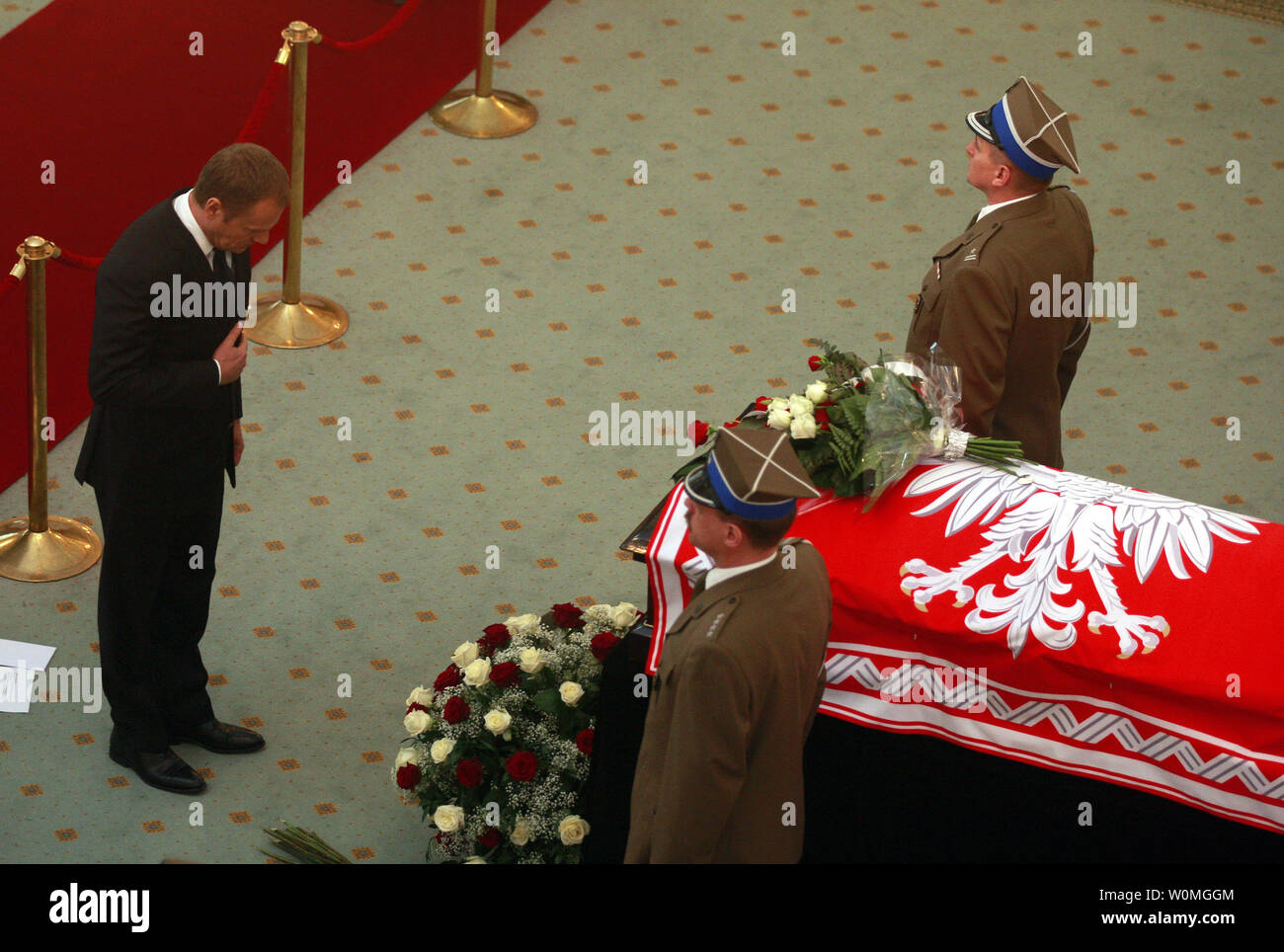 Le Premier ministre polonais Donald Tusk (L) présente ses respects à l'cercueils contenant les restes du président polonais Lech Kaczynski et son épouse se trouvant dans le palais présidentiel à Varsovie, Pologne le 14 avril 2010. UPI/Henryk Jackowski /LPB Banque D'Images