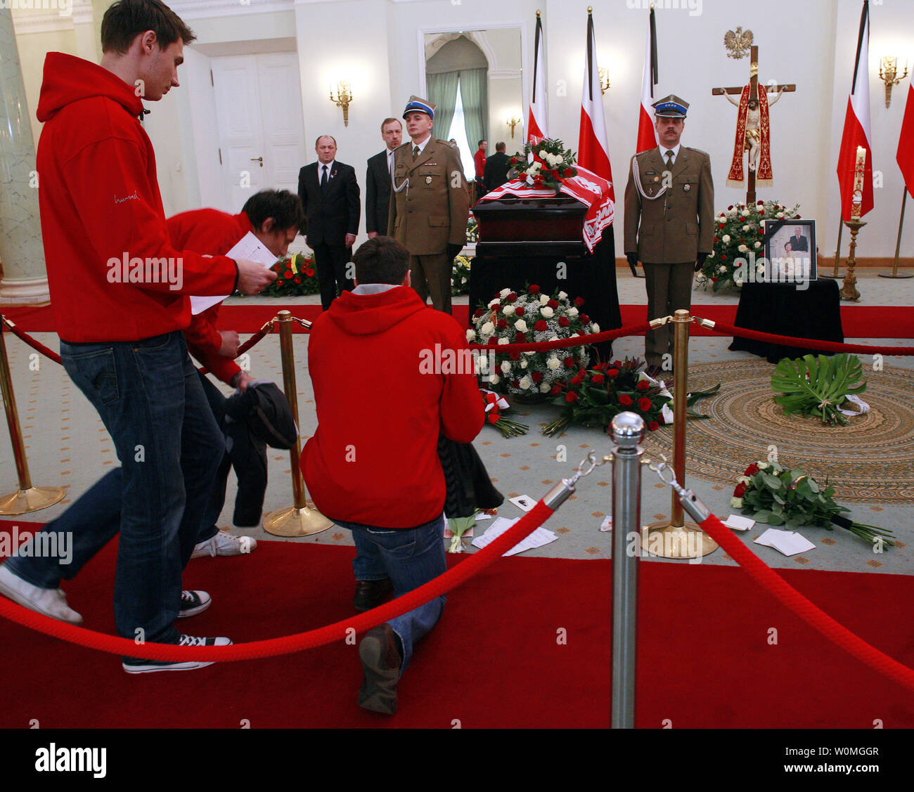 En deuil rend hommage à l'cercueils contenant les restes du président polonais Lech Kaczynski et son épouse se trouvant dans le palais présidentiel à Varsovie, Pologne le 14 avril 2010. UPI/Henryk Jackowski /LPB Banque D'Images