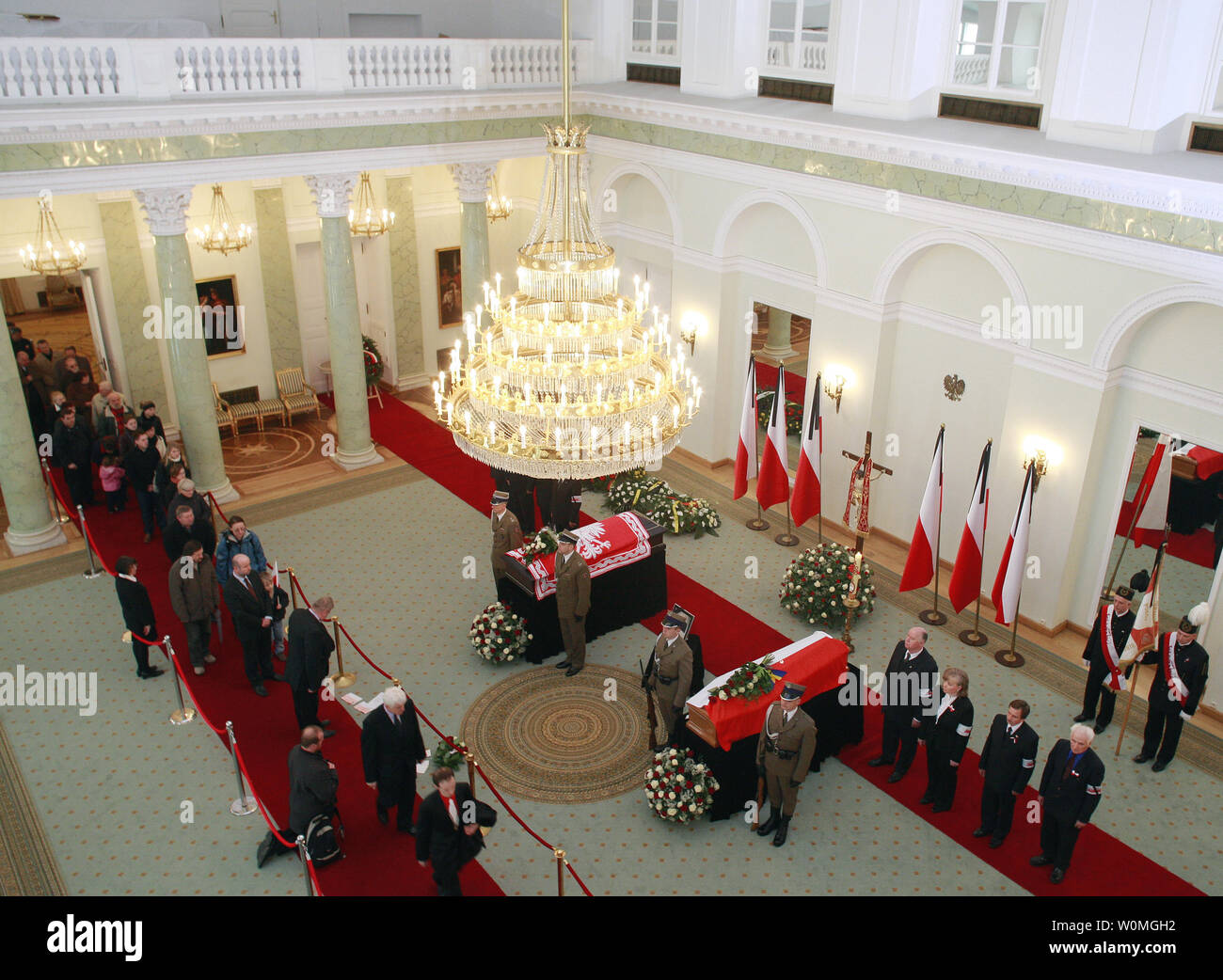 En deuil rend hommage à l'cercueils contenant les restes du président polonais Lech Kaczynski et son épouse se trouvant dans le palais présidentiel à Varsovie, Pologne le 14 avril 2010. UPI/Henryk Jackowski /LPB Banque D'Images