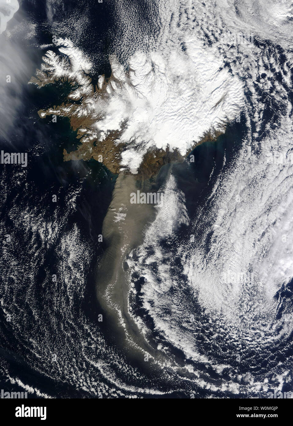 Frêne épaisseur jaillissait de l'Islande volcan Eyjafjallajokull quand le spectromètre imageur à résolution moyenne (MODIS) sur le satellite Aqua de NASAÕs cette image acquise le 19 avril 2010, soufflant sud puis tourner vers l'est pour le Royaume-Uni. Le nuage de cendres est constitué de fines particules de roche pulvérisée, et potentiellement catastrophiques peut causer un risque pour l'aviation. UPI/NASA Banque D'Images