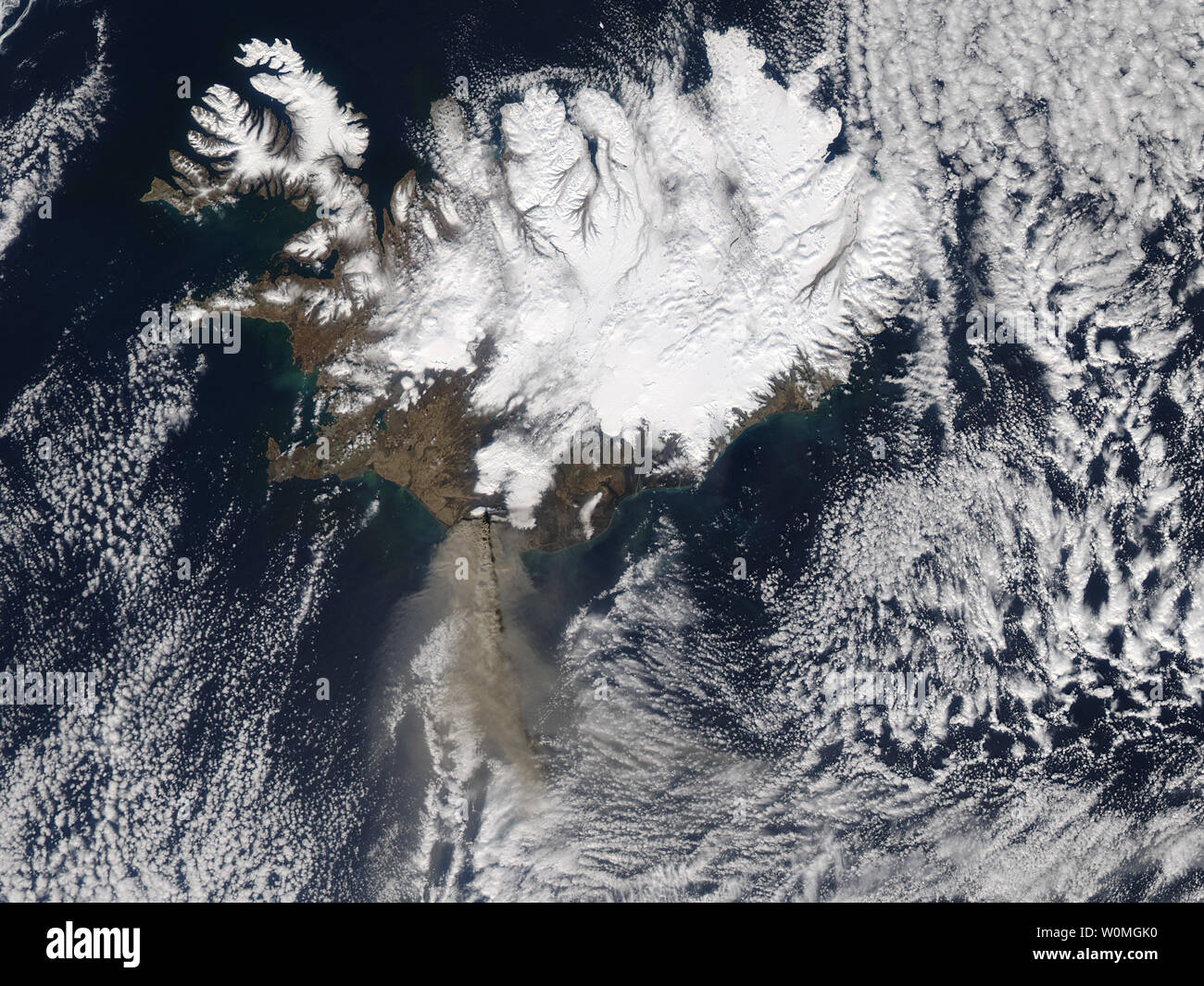 Frêne épaisseur jaillissait de l'Islande volcan Eyjafjallajškull quand le spectromètre imageur à résolution moyenne (MODIS) sur le satellite Aqua de la NASA cette image acquise le 17 avril 2010. Les cendres dans cette image est à deux altitudes différentes. Une plume s'élève au-dessus d'un nuage de cendres plus diffus, jette une ombre sur les cendres ci-dessous. Le volcan avait été frêne en émettant des bouffées qui atteint entre 16 000 et 24 000 pieds, en fonction de l'Icelandic Met Office. La plume plus vu ici est susceptible d'un événement plus explosif. UPI/NASA Banque D'Images