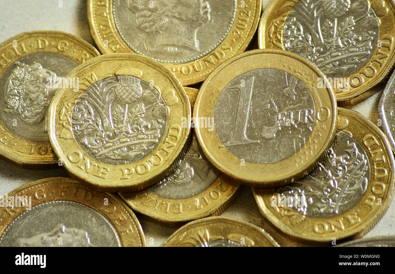 Des pièces de monnaie euro et Poind Banque D'Images