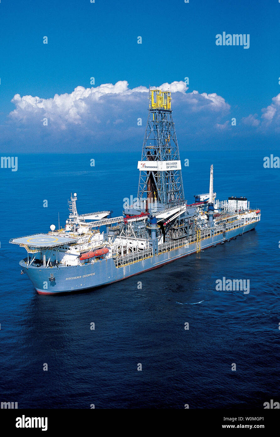 Le navire de Transocean, Discoverer Enterprise, se prépare à mener une opération de récupération pour BP à l'aide d'un 'dspécialement construite quelques" à la mer le 3 mai 2010. Avec l'utilisation de la coupole et du système de connexion pour le débit de fuite d'huile sur l'équipage de l'Enterprise Discoverer sera capable de récupérer jusqu'à 125 000 barils de pétrole. UPI/BP Banque D'Images