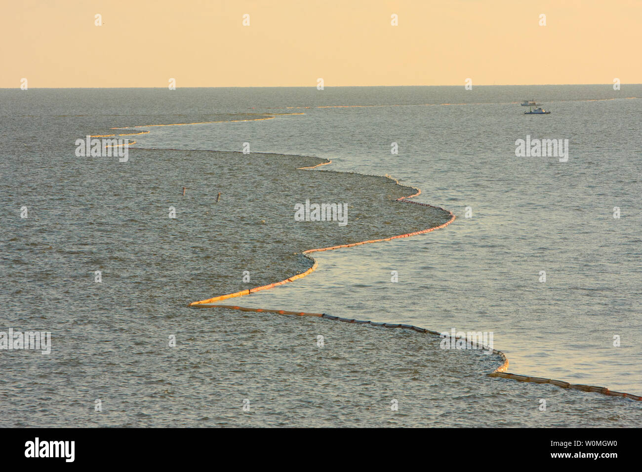Une flèche est vu en utilisation dans le port de Bayou La Batre, Alabama, le 21 mai 2010. L'huile de la plateforme pétrolière Deepwater Horizon explosion continue de se répandre dans le golfe du Mexique. UPI/Harrison McClary/BP Banque D'Images