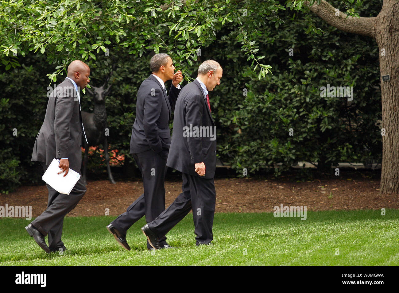 Le président américain, Barack Obama (C) renvoie à l'Oval Office suite à une visite à la colline du Capitole à rencontrer le caucus républicain du Sénat où il a discuté de son programme législatif, à Washington le 25 mai 2010. Avec le président sont assistant personnel, Reggie Love (L) et adjoint du président pour les affaires législatives Phil Schiliro. UPI/Martin H.Simon Banque D'Images