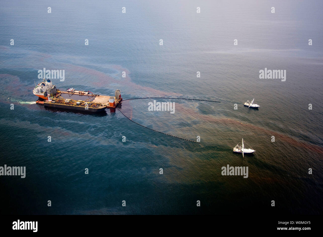 Travail des navires pour récupérer des milliers de barils de pétrole brut à partir du golfe du Mexique, à 30 milles au large des côtes de Floride le 18 juin 2010. UPI/BP Banque D'Images