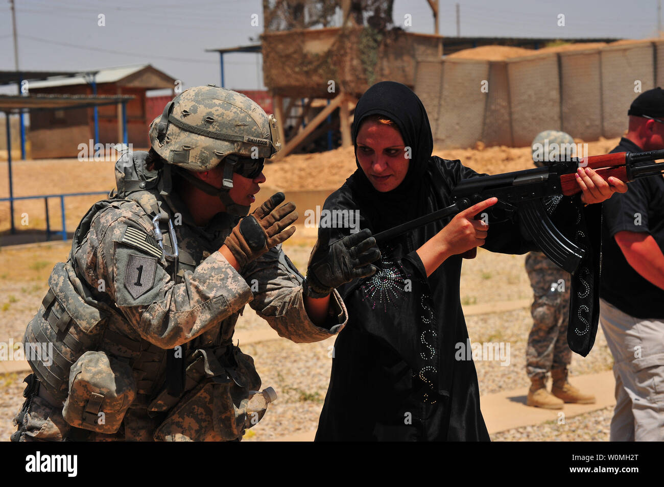 La CPS de l'armée américaine. Claudia Gallegos, gauche, avec la Compagnie de Police Militaire, 855th 317e Bataillon de la Police Militaire, 49e Brigade de police militaire, qui est joint à la 3ème Division d'infanterie, les entraîneurs de sexe féminin une police irakienne recruter sur une plage près de Mossoul, en Irak, le 9 juillet 2010. L'unité du peuple iraquien et Gallegos soldats de l'armée a aidé à former les recrues. UPI/Edward Reagan/US Army Banque D'Images