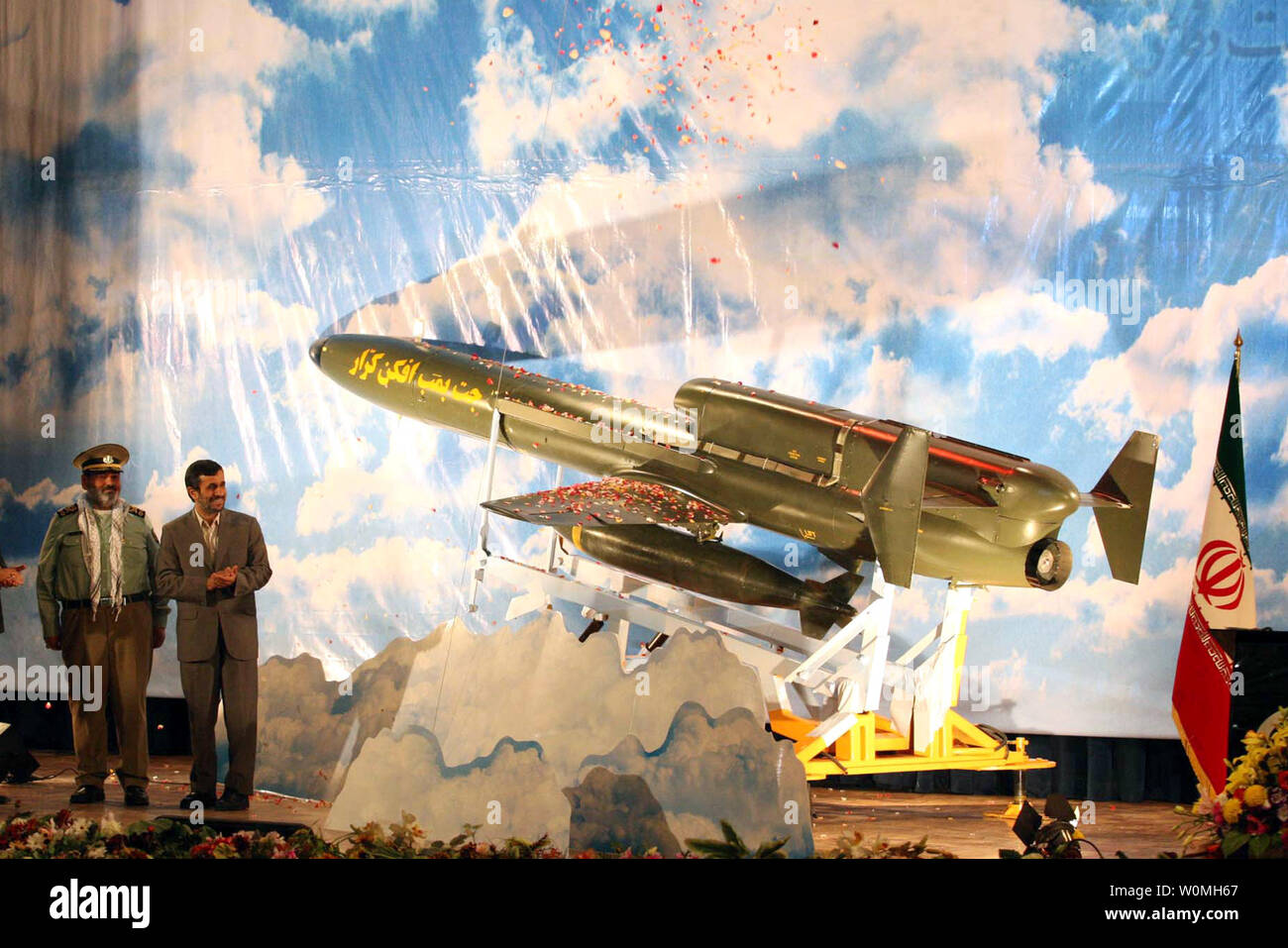 Cette photo publié le 22 août 2010 par le ministère de la Défense Iranien, montre le président iranien Mahmoud Ahmadinejad (R) et de la force armée chef Hasan Firouzabadi durant la cérémonie de dévoilement de l'Iran de neuf avions bombardiers, Karar, une industrie de défense nationale la cérémonie à l'Iran le 22 août 2010. UPI/STR Banque D'Images