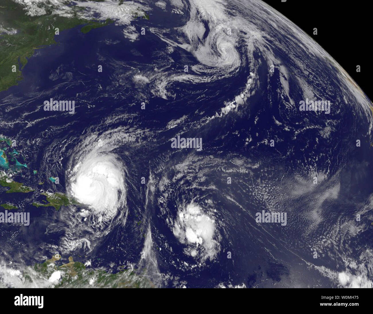 Cette image satellite de la NASA VA-13 publié le 31 août 2010 montre l'Ouragan Earl (en bas à gauche) au large de la côte de Porto Rico et de passage de la tempête tropicale Fiona situé à Earl's-Est, et de la tempête tropicale Danielle loin dans le Nord de l'Atlantique. UPI/NASA/VA Banque D'Images
