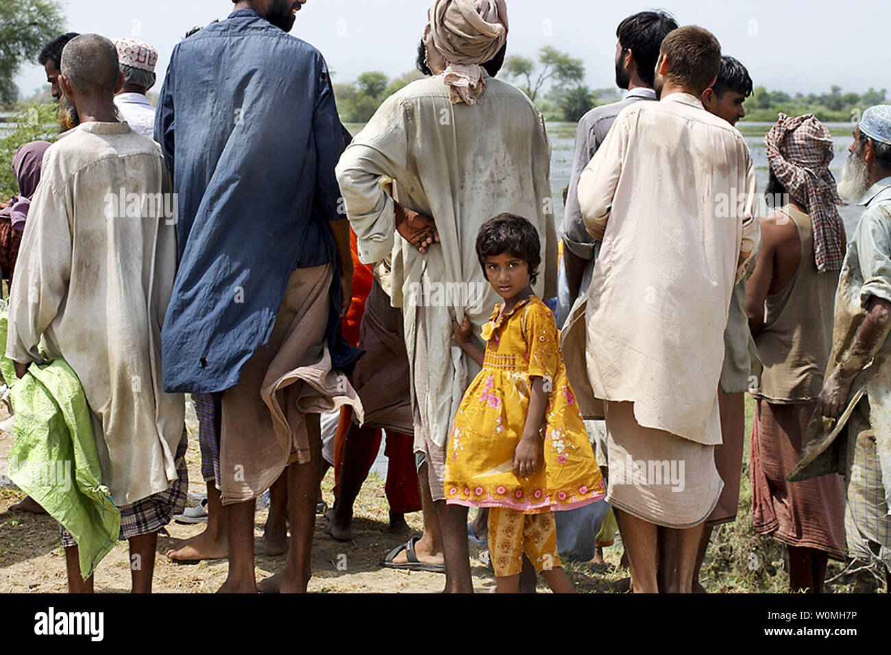 Les victimes des inondations pakistanaises attendre pour aller chercher des secours fournis par les Marines américains pendant les efforts de secours humanitaires dans la région du sud du Pakistan, le 4 septembre 2010. Paul Duncan/UPI/USMC Banque D'Images