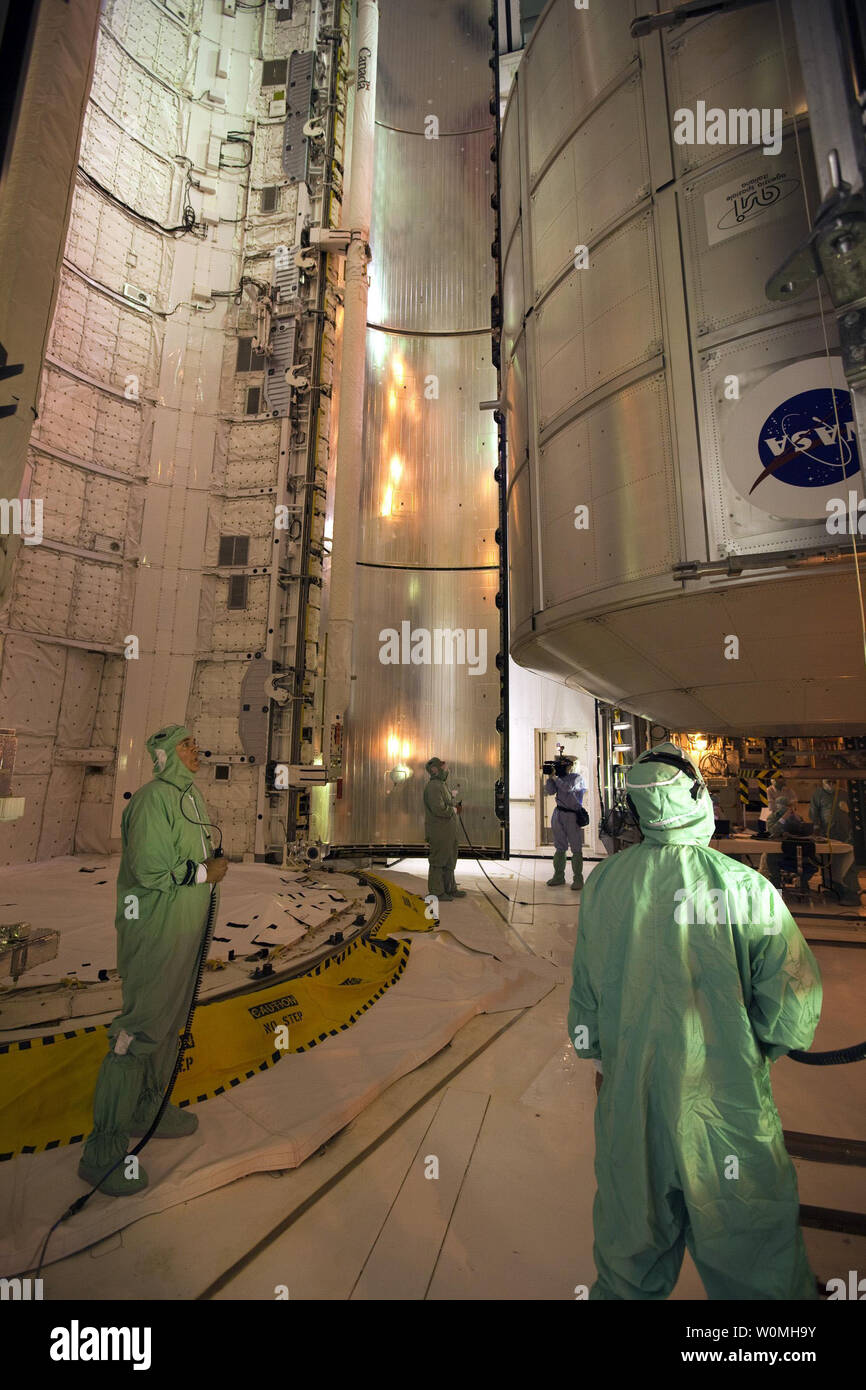 Cette image de la NASA publié le 11 octobre 2010 indique le chargement des techniciens polyvalents permanents Module à l'intérieur de la navette spatiale de la soute de Discovery sur le pas de tir 39A au Centre spatial Kennedy en Floride. La NASA est aux derniers préparatifs pour le lancement de la mission STS-133 Discovery, mission de service pour installer le module sur la Station spatiale internationale. C'est l'avant dernier vol pour le programme de la navette. Dimitri Gerondidakis/UPI/NASA Banque D'Images