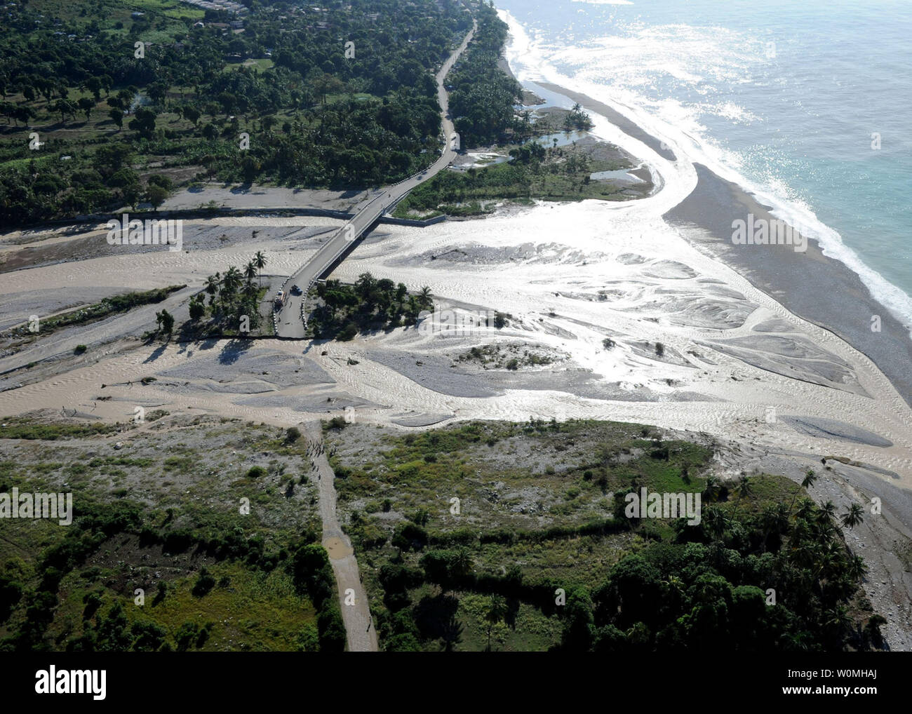 Une photo aérienne prise d'un vol de reconnaissance à partir du navire d'assaut amphibie USS Iwo Jima (DG 7) montre les dommages causés par l'ouragan Tomas en Haïti, le 6 novembre 2010. Iwo Jima se prépare à soutenir le gouvernement d'Haïti, la Mission de stabilisation des Nations Unies en Haïti et l'Agence américaine pour le soulagement. UPI/Bryan Weyers/US Navy Banque D'Images