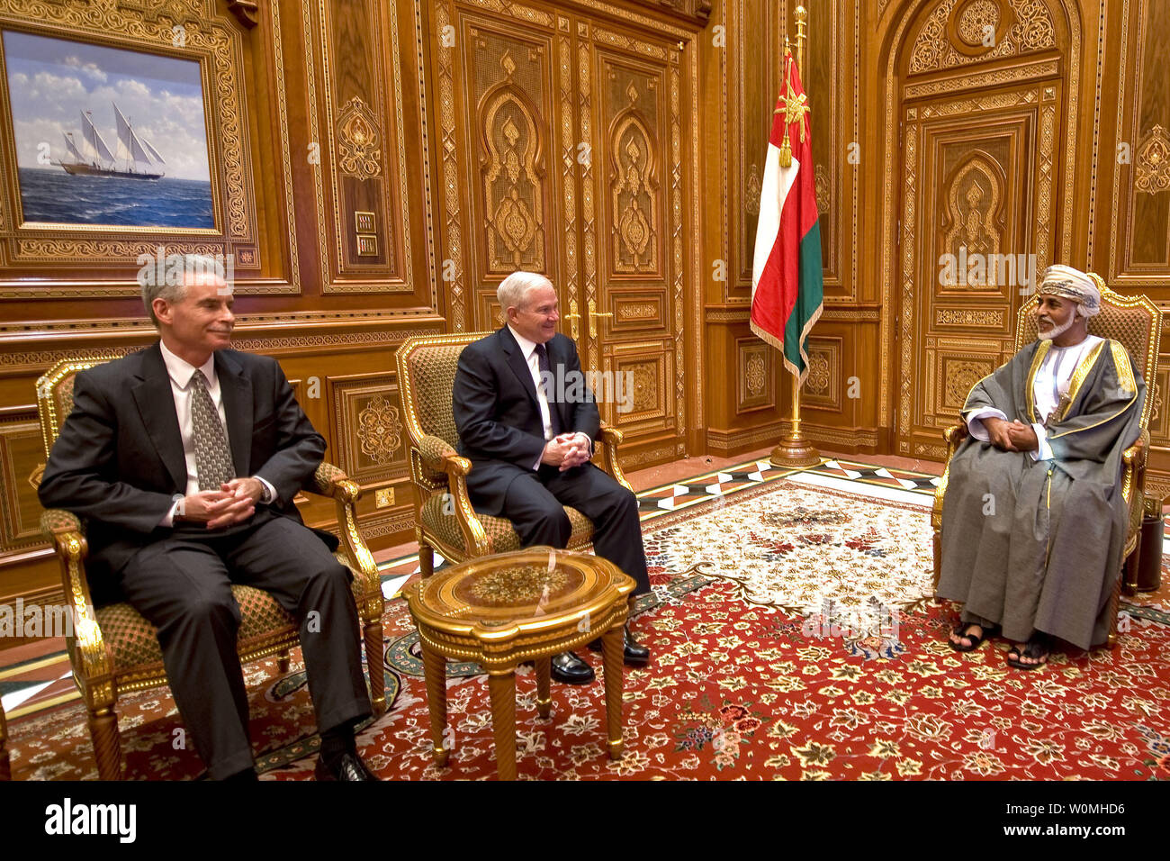 Secrétaire américain à la défense, Robert M. Gates des pourparlers avec le Sultan Qabous d'Oman à l'Appât Al Baraka Palace à Muscat, Oman, le 5 décembre 2010. UPI/Jerry Morrison/DOD Banque D'Images