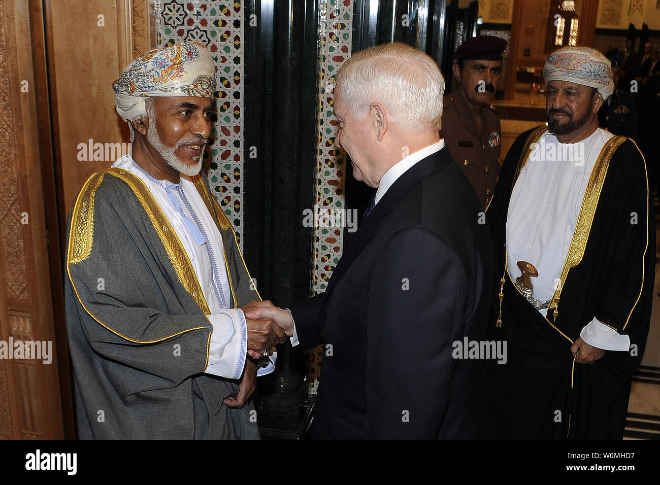 Secrétaire américain à la défense, Robert M. Gates est accueilli par le Sultan Qabous d'Oman à l'Appât Al Baraka Palace à Muscat, Oman, le 5 décembre 2010. UPI/Jerry Morrison/DOD Banque D'Images