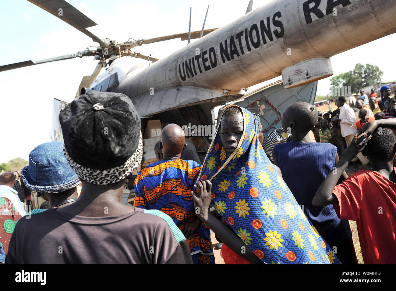 Les résidents de Tali se rassemblent autour de l'helicopter offrant le matériel de vote dans la région de Tali Payam, un district dans le sud du Soudan, le 2 janvier 2011.La Mission des Nations Unies au Soudan (MINUS) a transporté le matériel de vote à l'état d'Equatoria Central payam de Tali car la région est inaccessible par la route, juste une semaine avant le début du scrutin dans le sud du Soudan tant attendue du référendum sur l'autodétermination. UPI/Tim McKulka/ONU Banque D'Images