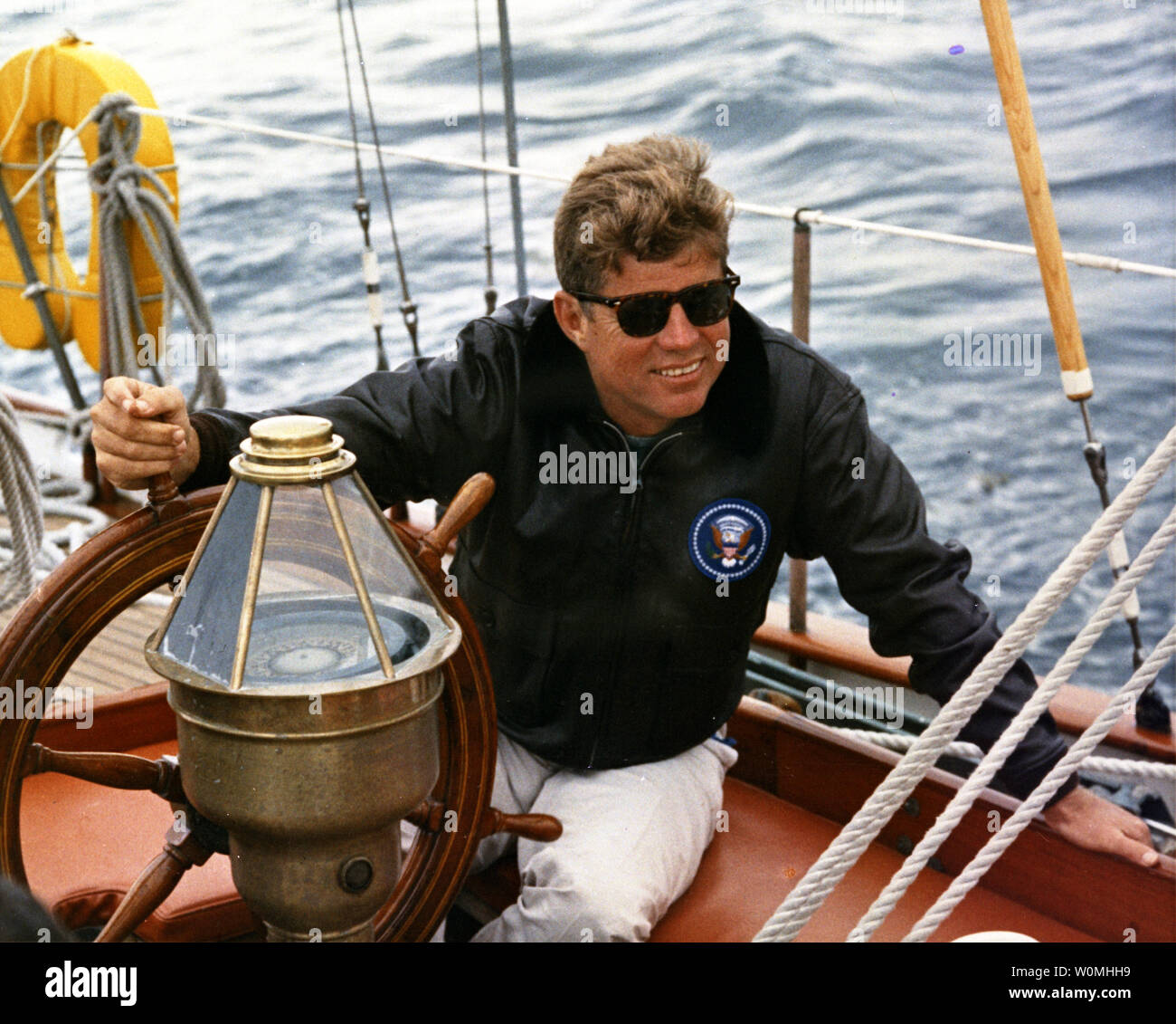 Cette photo, une partie de la John F. Kennedy Presidential Library, prises le 12 août 1962 montre le président John F. Kennedy comme il navigue à bord du Manitou au large de la côte du Maine. Cette image est l'un des plus de 1 500 images que les Archives nationales ont publié dans leur accès à un 'legacy' projet, qui est une archive numérique des documents d'intérêt du Président John F. Kennedy et les dossiers personnels. La collection se composent de photographies, enregistrements audio, films, discours et autres documents. UPI/Robert Knudsen /John F. Kennedy Presidential Library and Museum Banque D'Images