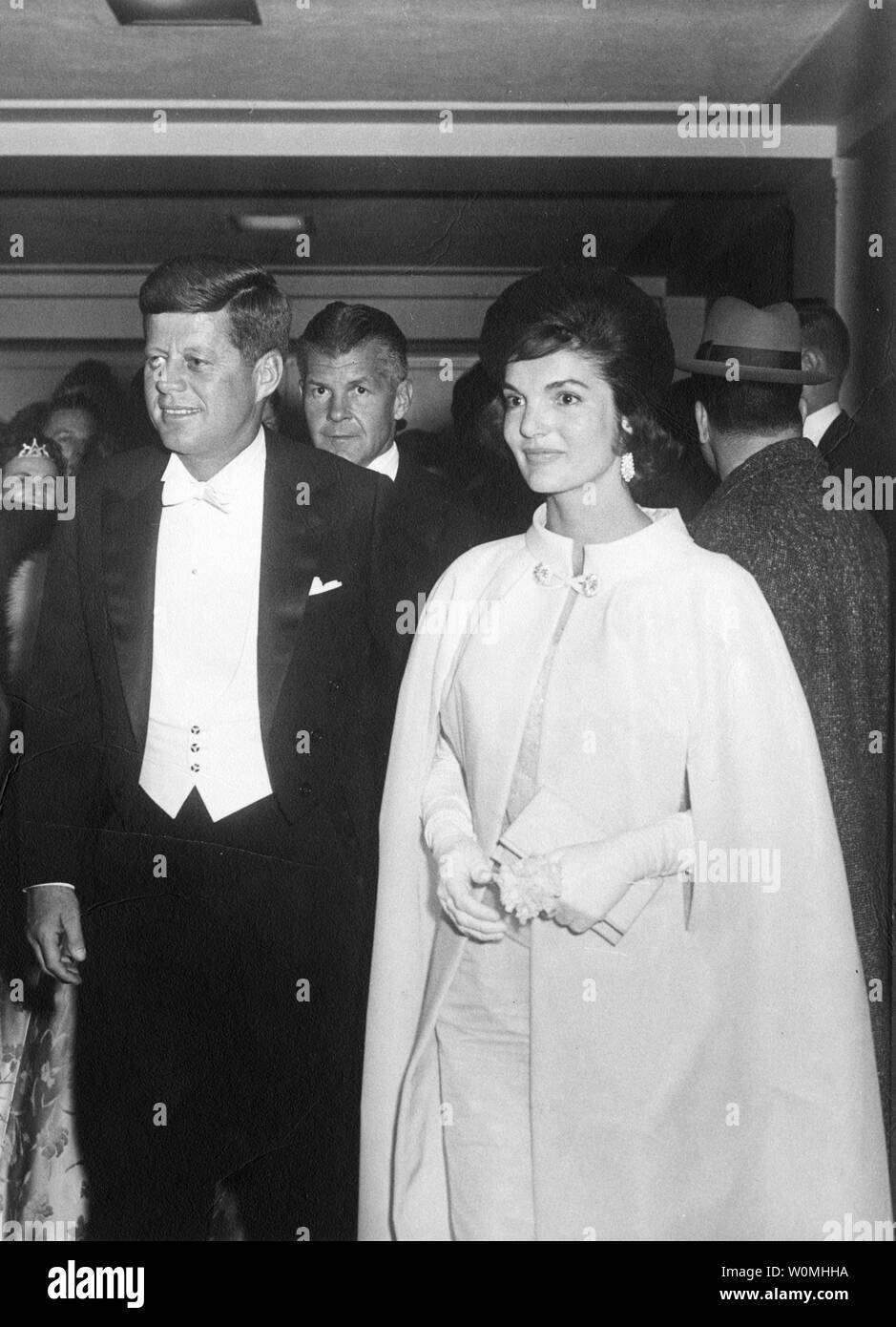 Cette photo, une partie de la John F. Kennedy Presidential Library, prises le 20 janvier 1961 montre le président et Mme Kennedy comme ils assistent à leur premier bal à la Washington, D.C. Armory. Cette image est l'un des plus de 1 500 images que les Archives nationales ont publié dans leur accès à un 'legacy' projet, qui est une archive numérique des documents d'intérêt du Président John F. Kennedy et les dossiers personnels. La collection se composent de photographies, enregistrements audio, films, discours et autres documents. UPI/Abbie Rowe/ John F. Kennedy Presidential Library et Banque D'Images