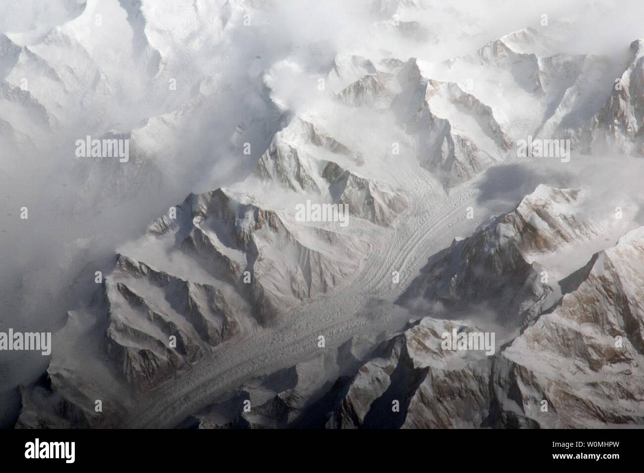 La chaîne de montagnes Tien Shan est l'une des plus grandes chaînes de montagnes en continu dans le monde, s'étend sur environ 1 550 milles (2 500 kilomètres) environ à l'est-ouest à travers l'Asie centrale. Cette image prise par l'équipage Expedition 27 à bord de la Station spatiale internationale offre une vue sur le centre de Tien Shan, à environ 40 milles (64 kilomètres) à l'Est de l'endroit où les frontières de la Chine, le Kirghizistan et le Kazakhstan. UPI/NASA Banque D'Images
