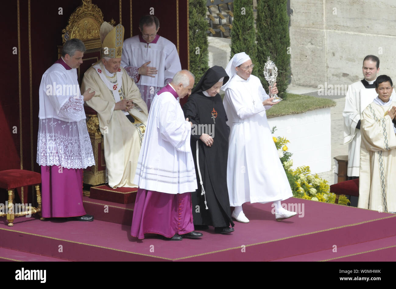 Sœur Marie Simon Pierre (R), est titulaire d'une relique contenant du sang de feu le Pape Jean Paul II, lors de sa cérémonie de béatification au Vatican le 1 mai 2011. Le pape Benoît XVI a béatifié son prédécesseur en le proclamant 'bénis' lors d'une cérémonie à Rome, Place Saint-Pierre, à laquelle ont participé plus de 1 millions de personnes. UPI/Stefano Spaziani Banque D'Images