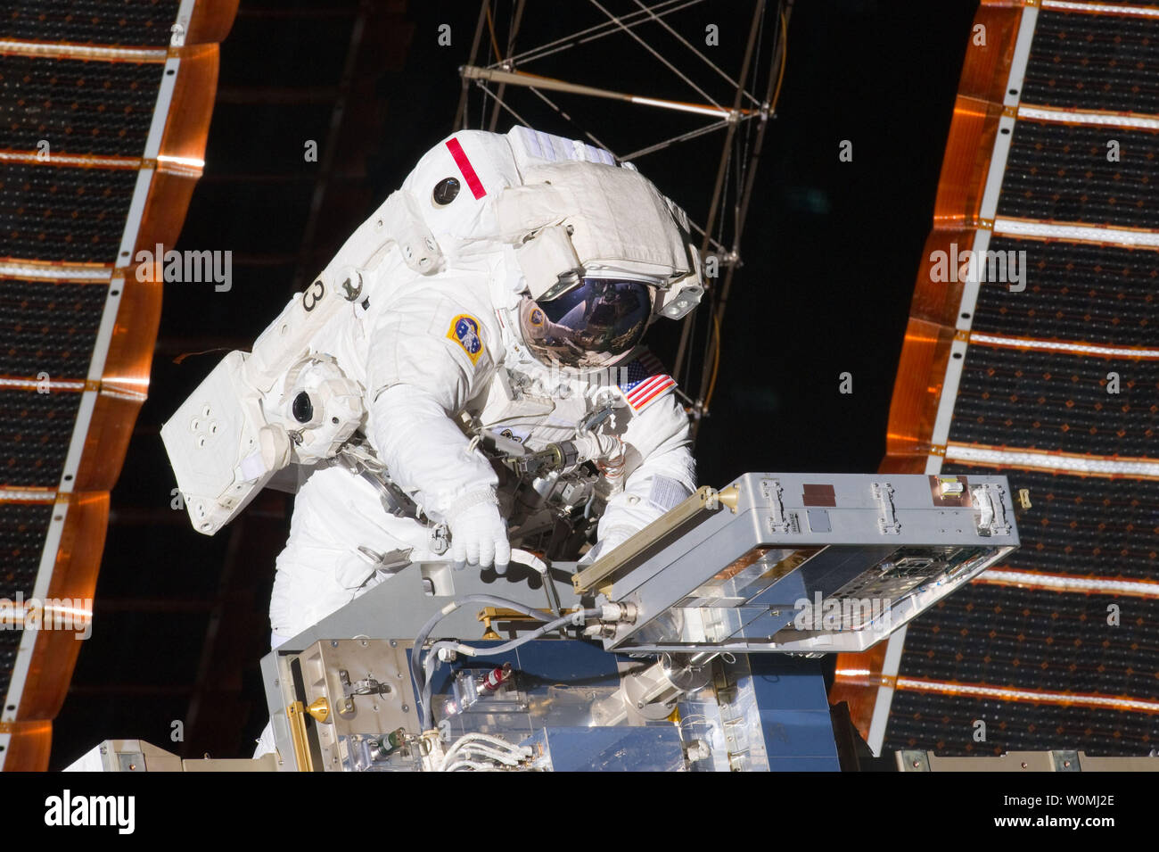 La NASA Cette image prise le 20 mai 2011, l'astronaute Andrew Feustel montre au cours de la première des quatre sorties dans l'espace lors de la mission STS-134. La navette spatiale Endeavour et ses 13 hommes d'équipage sont sur une mission de service à la Station spatiale internationale. UPI/NASA Banque D'Images