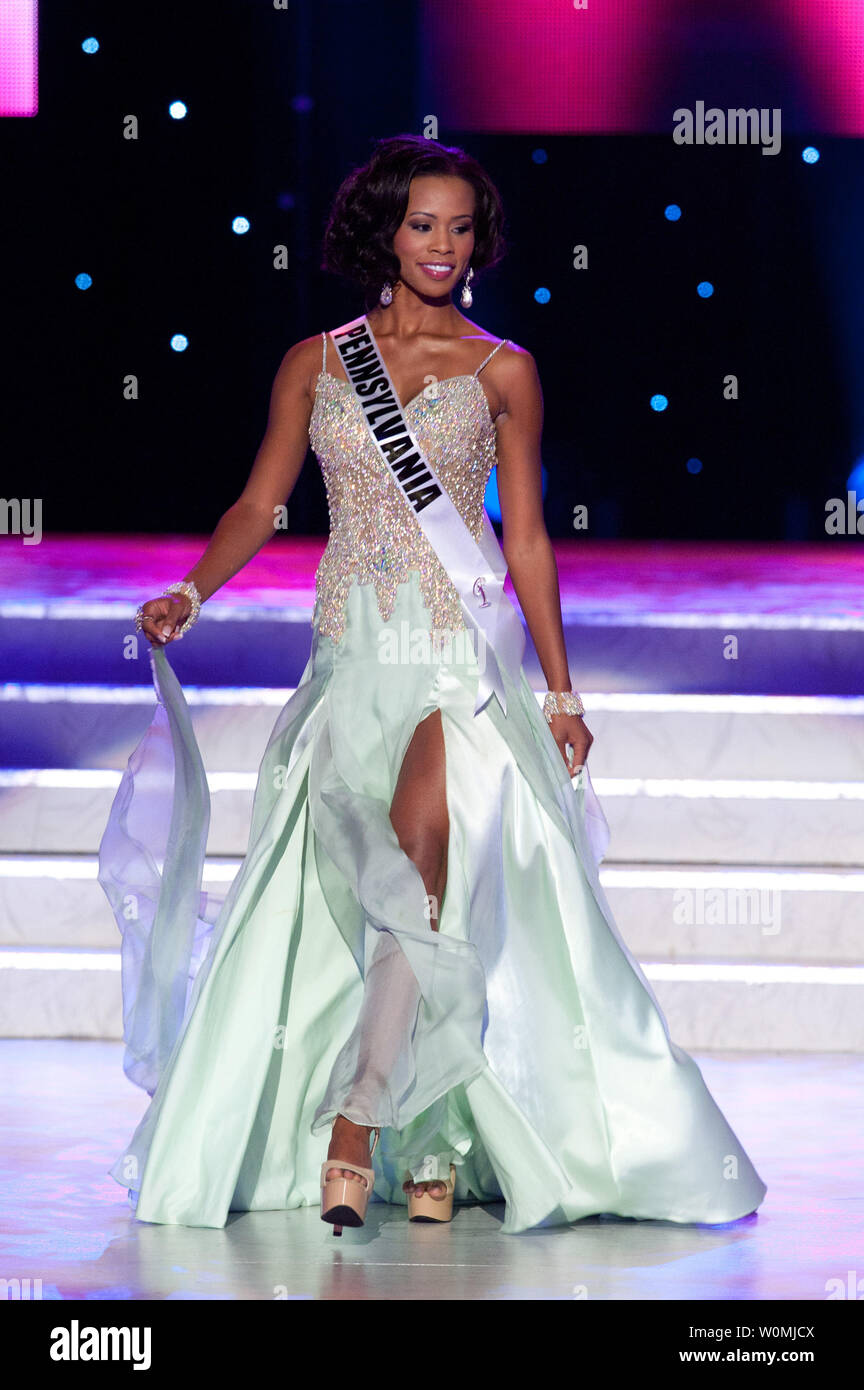 Miss France 2011, Amber-Joi Watkins de Philadelphie, participe à son choix  au cours de la robe de soirée de Miss USA 2011 Show présentation le mercredi  15 juin, à partir de la