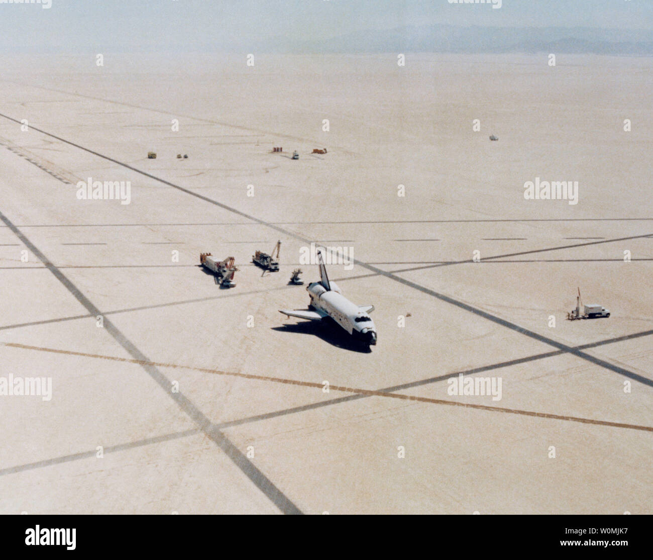 Navette spatiale Columbia atterrit à Edwards Air Force Base en Californie pour terminer la première mission de la navette spatiale, STS-1, le 14 avril 1981. UPI/NASA Banque D'Images