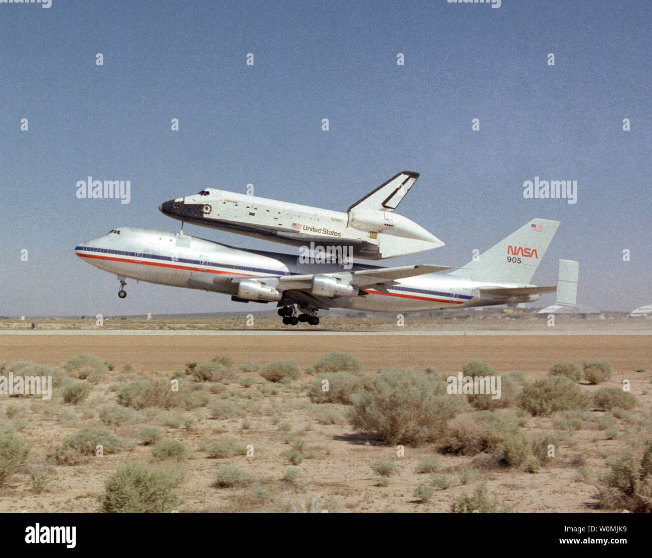 La navette spatiale Columbia se trouve au-dessus de l'avion de transport de la NASA 747 tel qu'il décolle de la base aérienne d'Edwards après la conclusion du premier vol de la navette spatiale, STS-1, en Californie le 14 avril 1981. UPI/NASA Banque D'Images