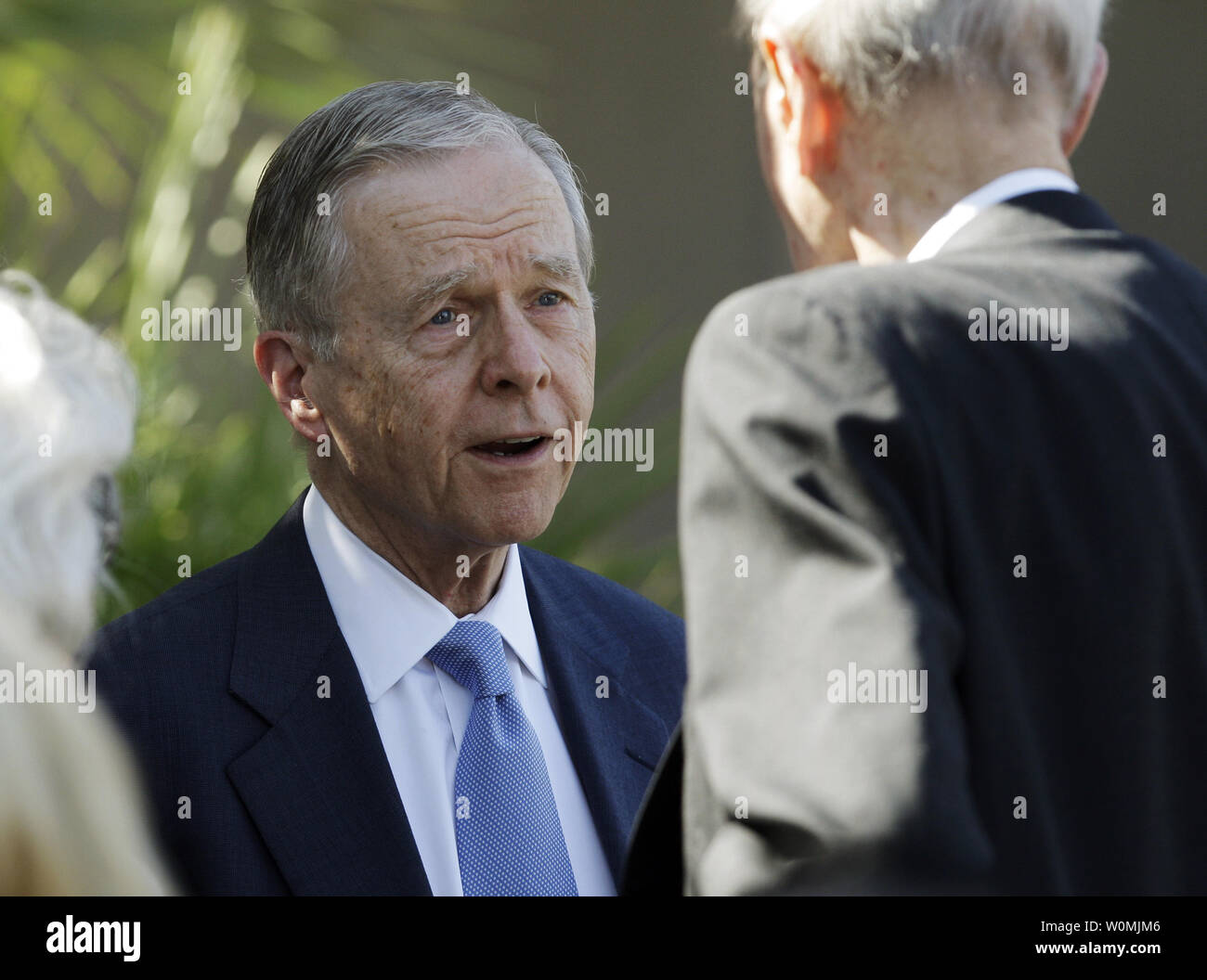 L'ancien gouverneur de Californie. Pete Wilson discute avec Wayne Hoffman, ancien chef de la Flying Tigers, après les funérailles de l'ancienne première dame Betty Ford, à St Margaret's Episcopal Church à Palm Desert, Californie le 12 juillet 2011. UPI/Reed Saxon/ extérieure Banque D'Images