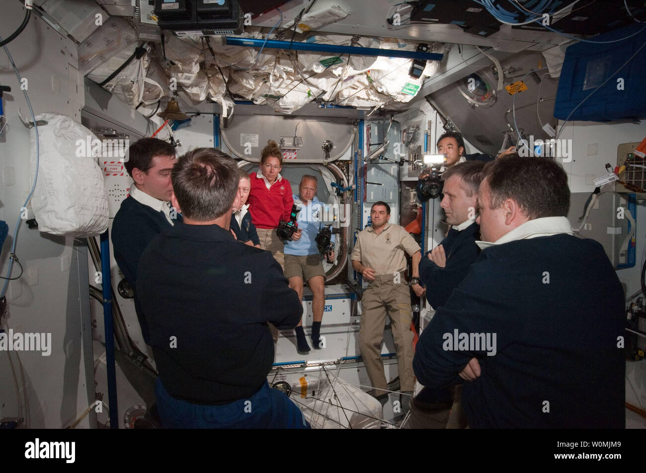 La NASA Cette image prise le 10 juillet 2011 montre les membres d'équipage à bord de la Station Spatiale Internationale est l'union avec les astronautes de la navette spatiale Atlantis dans le cadre de la mission STS-135 à la suite dans le sens horaire à partir de la station d'angle inférieur gauche de l'astronaute de la NASA sont Chris Ferguson, le cosmonaute russe Sergei Volkov, et les astronautes de la NASA Mike Fossum, Sandy Magnus, Doug Hurley et Rex Walheim, astronaute de l'Agence japonaise d'exploration aérospatiale Satoshi Furukawa, cosmonaute russe Andrey Borisenko et astronaute de la NASA Ron Garan. Pas sur la photo est le cosmonaute russe Alexander Samokutyaev. Atlantis est sur la dernière mission de la navette spatiale. Banque D'Images