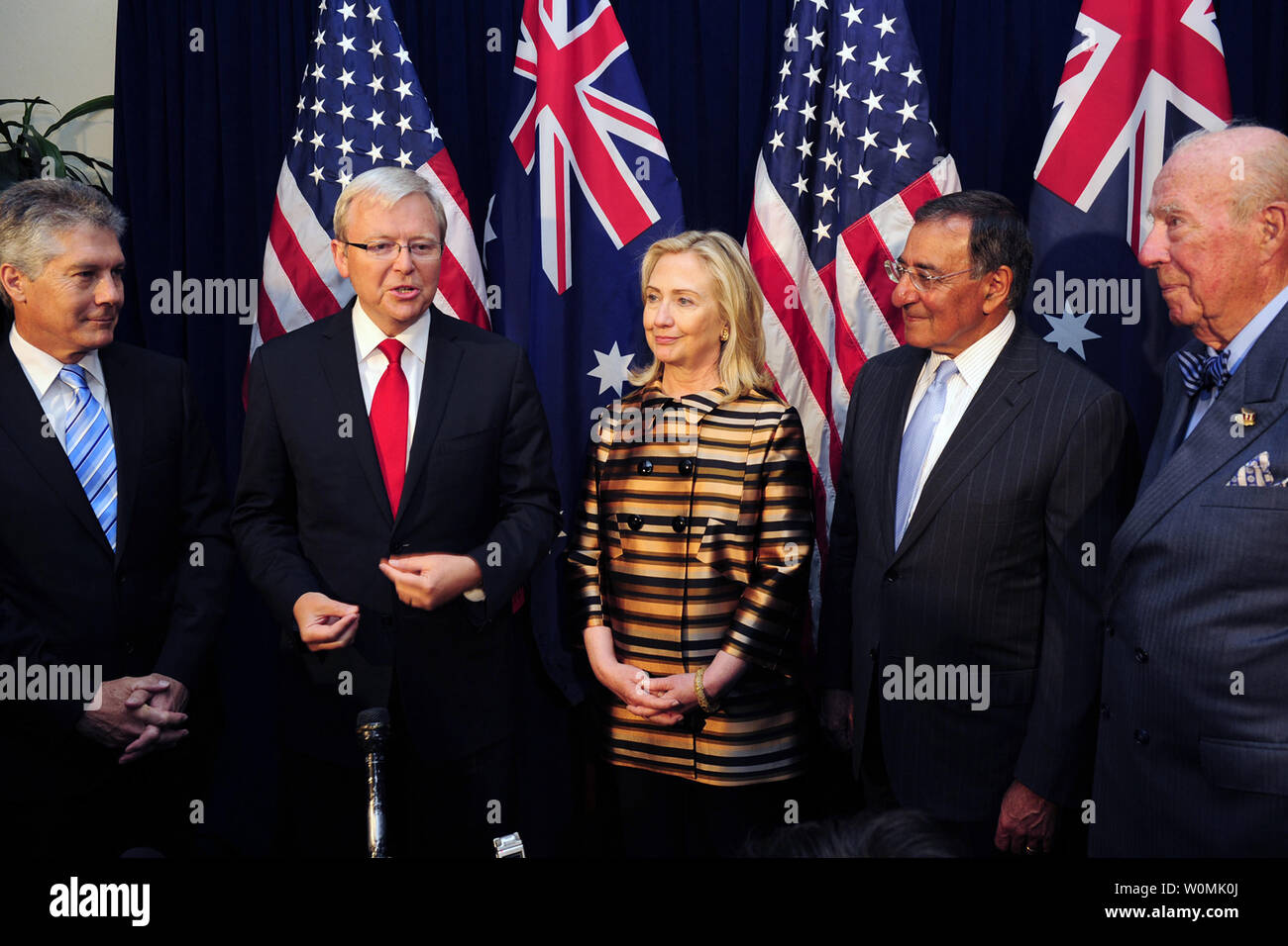 Le secrétaire à la Défense Leon Panetta et le secrétaire d'État américaine Hillary Clinton assister à une cérémonie au cours de laquelle le Ministre australien des affaires étrangères Kevin Rudd, deuxième à gauche, et ministre de la Défense Australien Stephen Smith, extrême gauche, a accordé à l'ancien secrétaire d'État américain George P. Shultz, extrême droite, le membre d'honneur de l'ordre de l'Australie à San Francisco, Californie le 14 septembre 2011. Secrétaire Secrétaire Panetta et Clinton ont rencontre avec les homologues australiens à San Francisco cette semaine pour discuter des domaines d'intérêt mutuel et pour célébrer le 60e anniversaire de la signature du Traité de l'ANZUS, dans 1 Banque D'Images