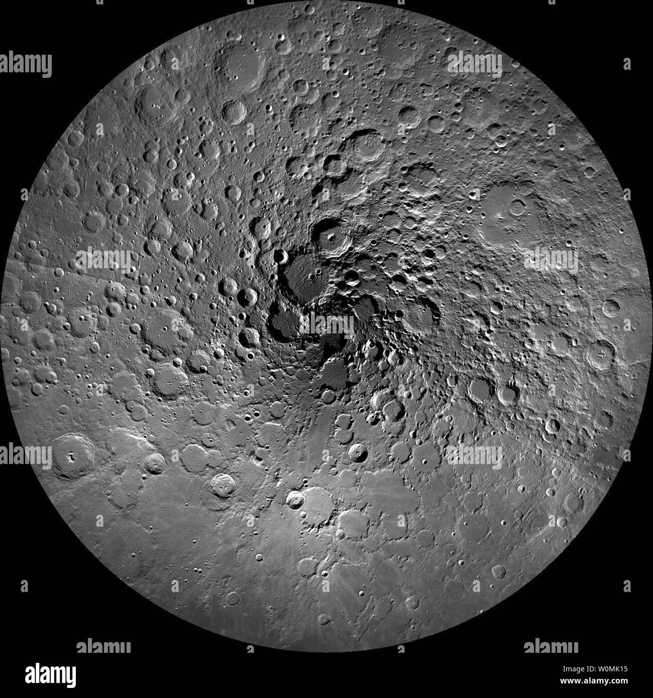 Cette image de la région polaire du nord a été prise par le Lunar Reconnaissance Orbiter Camera, ou LROC. L'un des principaux objectifs scientifiques de LROC est d'identifier les régions d'ombre permanente et quasi-allumage permanent. Depuis le début de la mission, LROC a acquis des milliers d'images de caméra grand angle près du pôle nord. À partir de ces images, les scientifiques ont produit cette mosaïque, qui est composée de 983 images prises pendant une période d'un mois au cours de l'été du nord. UPI/NASA/GSFC/Arizona State University Banque D'Images