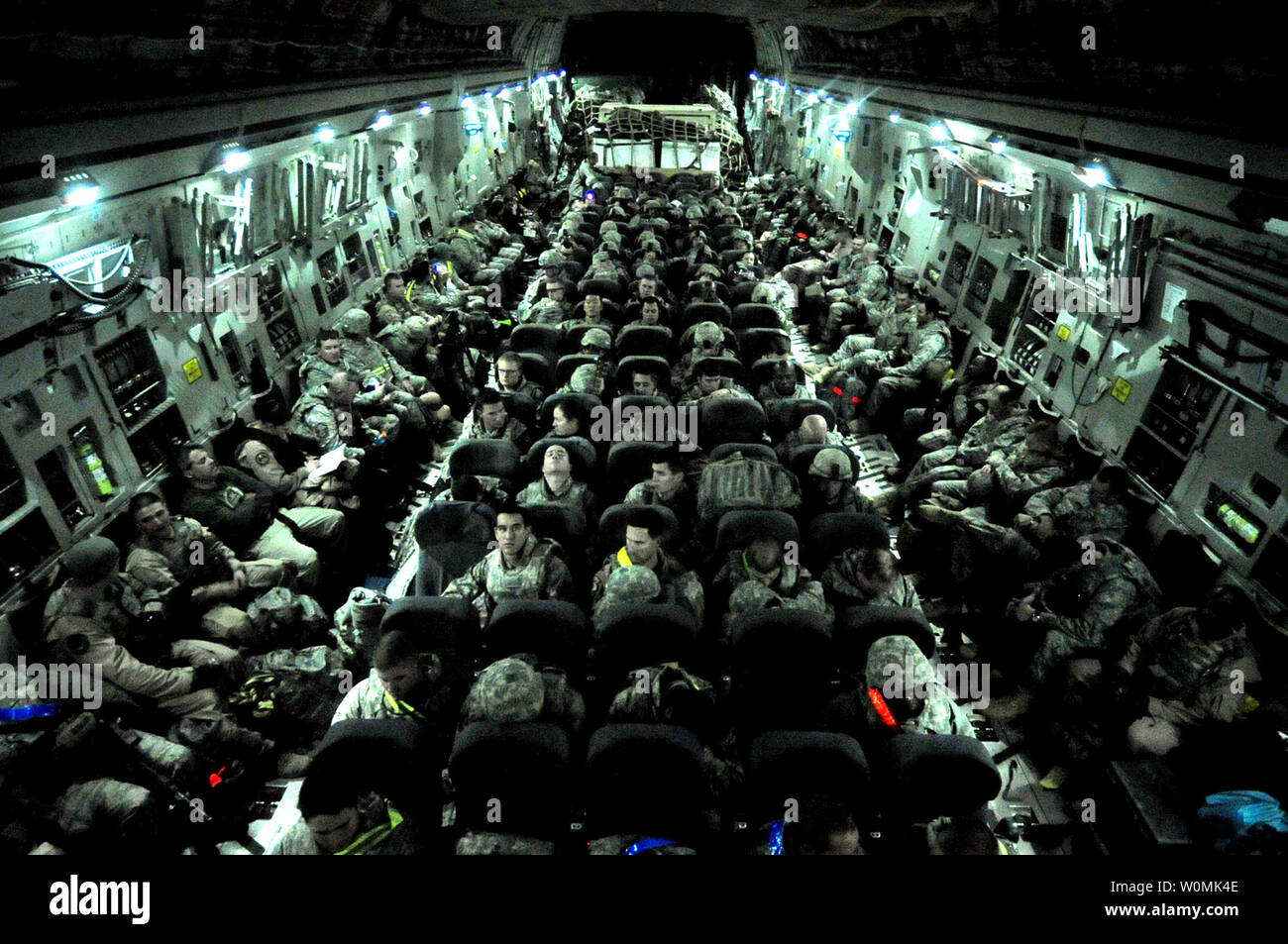 En ce 18 décembre 2011 DOD aviateurs du 407e groupe expéditionnaire de la préparer pour le décollage d'un C-17 Globemaster III cargo) à Ali Air Base, l'Iraq. Ces aviateurs sont les derniers membres de l'Armée de sortir de l'Iraq. Les derniers aviateurs américains ont quitté l'Iraq par l'Irak et des États-Unis en matière de sécurité 2008 exige que tous les membres du service américain d'être à l'extérieur du pays d'ici le 31 décembre 2011. Depuis 2003, plus de 1 millions d'aviateurs, soldats, marins et soldats ont servi en Irak. UPI/DOD Banque D'Images