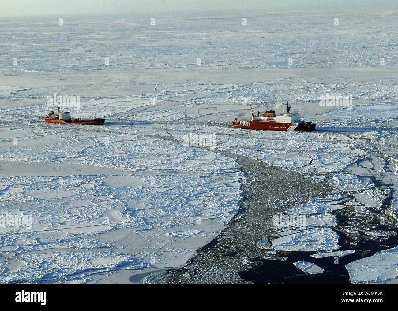 Le garde-côte américain Healy escorte le pétrolier russe Renda 250 milles au sud de Nome, en Alaska, dans la mer de Béring, le 6 janvier 2012. Les navires sont en transit à travers la glace jusqu'à cinq pieds d'épaisseur dans ce domaine. Le pétrolier Renda est porteur d'1,3 millions de gallons de carburant pour le Nome, comme la ville n'a pas reçu sa dernière expédition pré-hivernale en raison de tempêtes. UPI/Sara Francis/U.S. Garde côtière canadienne Banque D'Images