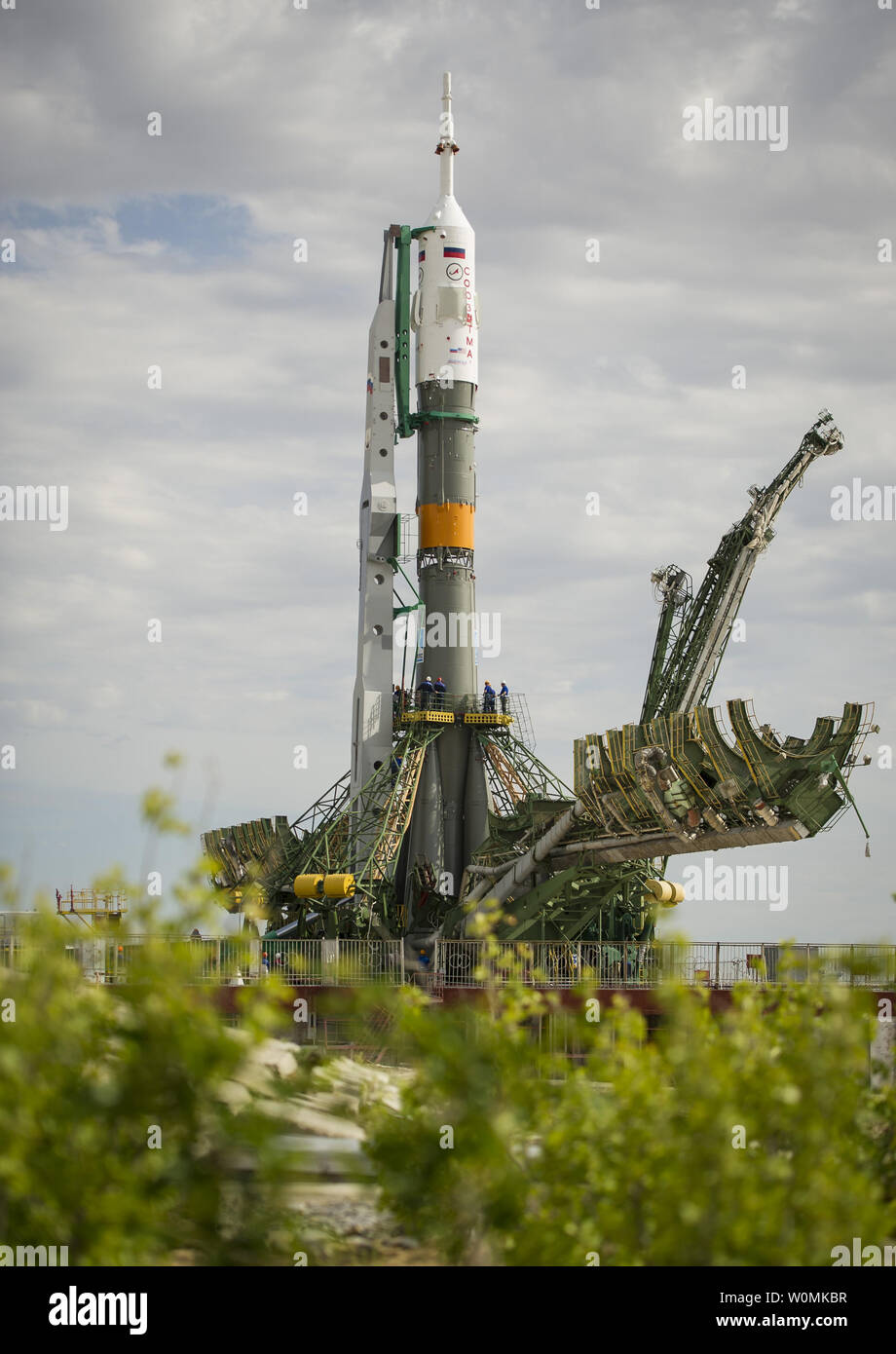 Le Soyouz TMA-04M est vu après avoir été mis en place par le train jusqu'à la plateforme de lancement au cosmodrome de Baïkonour au Kazakhstan le 13 mai 2012. Le lancement de l'expédition avec Soyouz 31 commandant de Soyouz Gennady Padalka et ingénieur de vol Sergei Revin de Russie, et le premier ingénieur de vol de la NASA Joe Acaba est prévue à 9 h 01, heure locale, le mardi, 15 mai. UPI//Bill IngallsNASA Banque D'Images