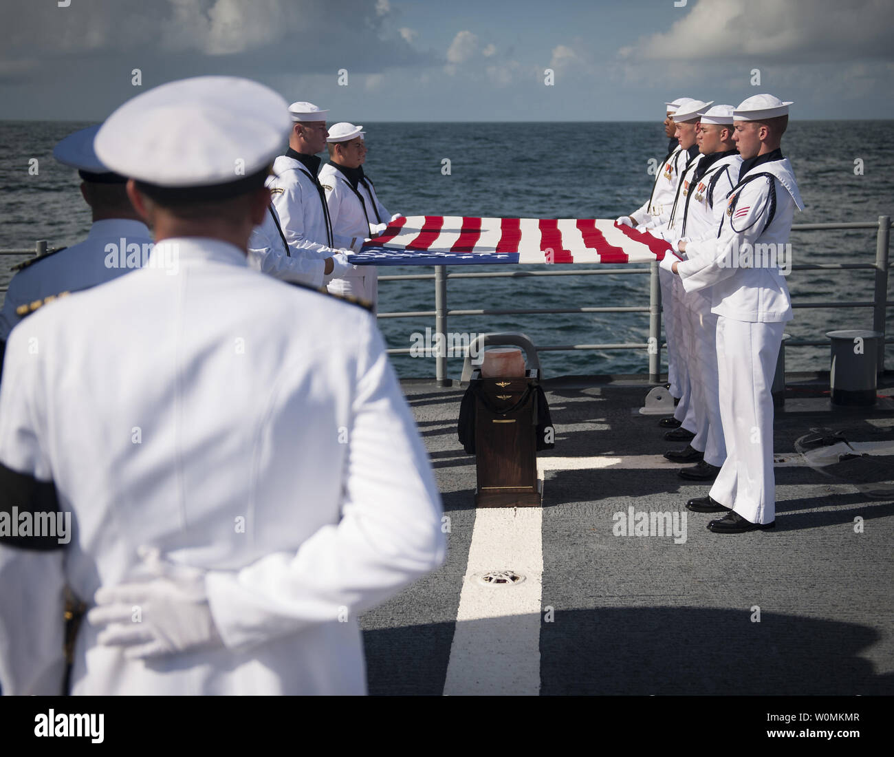 Les membres de l'US Navy Ceremonial Guard tenir un drapeau américain sur l'cremains de Apollo 11 Neil Armstrong astronaute lors d'une inhumation en mer à bord de l'USS mer des Philippines (CG 58) le 14 septembre 2012, dans l'océan Atlantique. Armstrong, le premier homme à marcher sur la lune au cours de la mission Apollo 11 de 1969, est mort samedi, août 25. Il a été 82. UPI//Bill Ingalls/NASA Banque D'Images