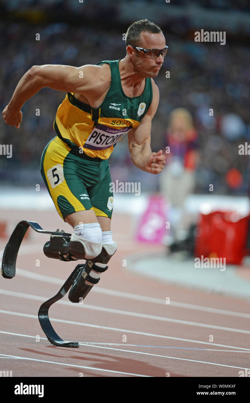 Oscar Pistorius, indiqué dans cette photo d'exécution dans les demi-finales de la Men's 400 au Jeux Olympiques d'été de 2012 à Londres le 5 août 2012, a été arrêté et accusé du meurtre de sa petite amie Reeva Steenkamp modèle, le 14 février 2013 à Pretoria, Afrique du Sud. UPI/Terry Schmitt Banque D'Images