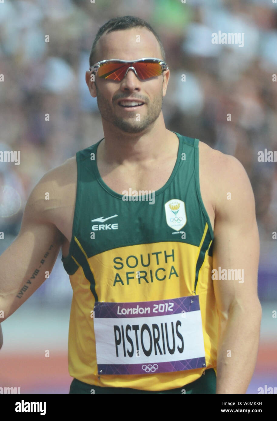 Oscar Pistorius, indiqué dans le fichier photo au Jeux Olympiques d'été de 2012 à Londres le 5 août 2012, a été arrêté et accusé du meurtre de sa petite amie Reeva Steenkamp modèle, le 14 février 2013 à Pretoria, Afrique du Sud. UPI/Terry Schmitt Banque D'Images