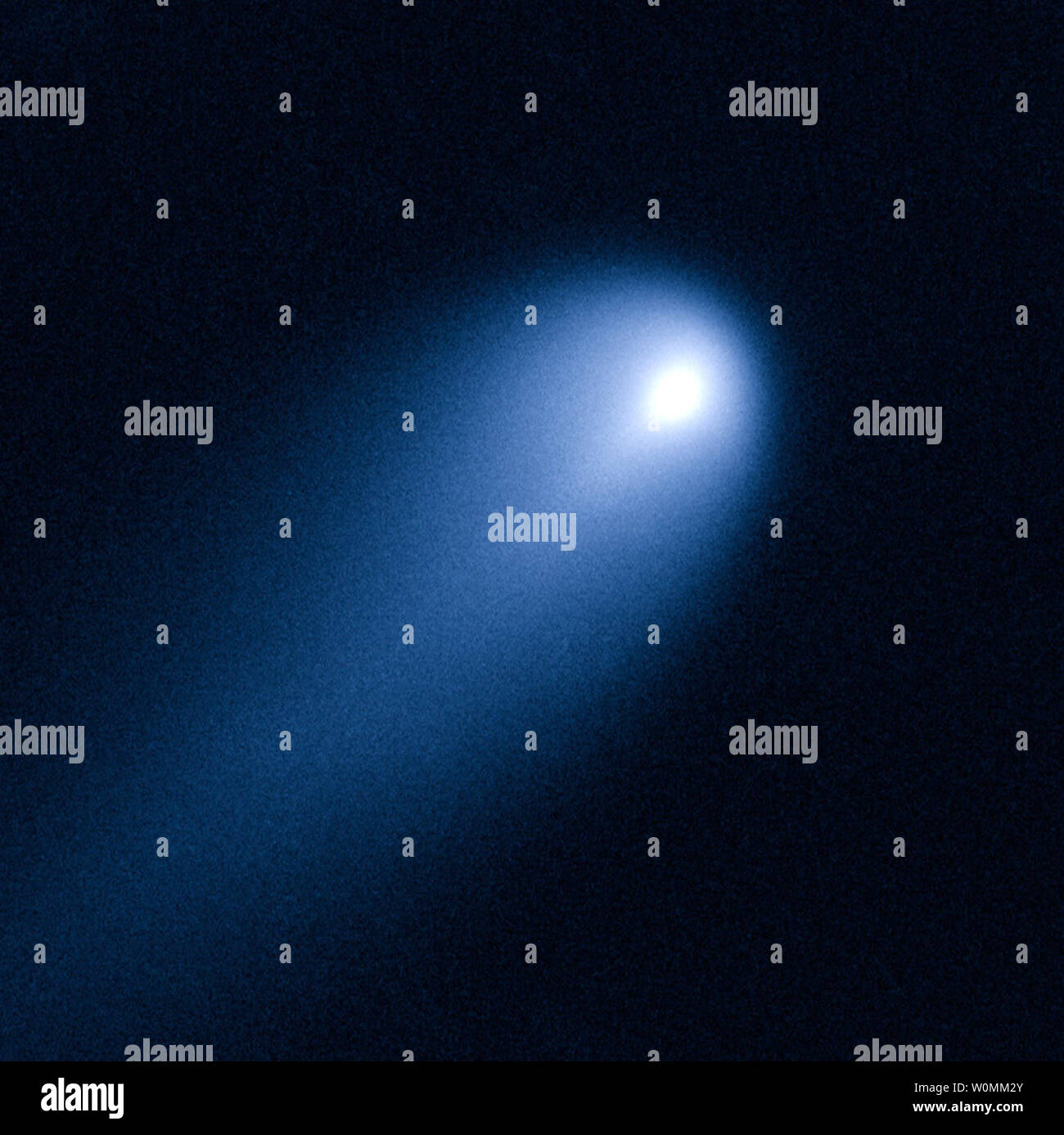NASAÕs Télescope Spatial Hubble fournit de plus près de la Comète ISON (C/2012 S1), sur avril 10,2013. À l'époque, la comète a été un peu plus près que cela JupiterÕs orbite à une distance de 386 millions de kilomètres du Soleil. Le cometÕs coma poussiéreux, ou la tête de la comète, est d'environ 3 100 miles à travers, ou 1,2 fois la largeur de l'Australie. Une queue de poussière s'étend sur plus de 57 000 miles, HubbleÕs bien au-delà du champ de vision. ISON est l'Acronyme de réseau optique scientifique international, un groupe d'observatoires dans 10 pays qui se sont organisées pour détecter, surveiller et suivre des objets dans l'espace. UPI/NASA/ESA/ J.Y. L Banque D'Images