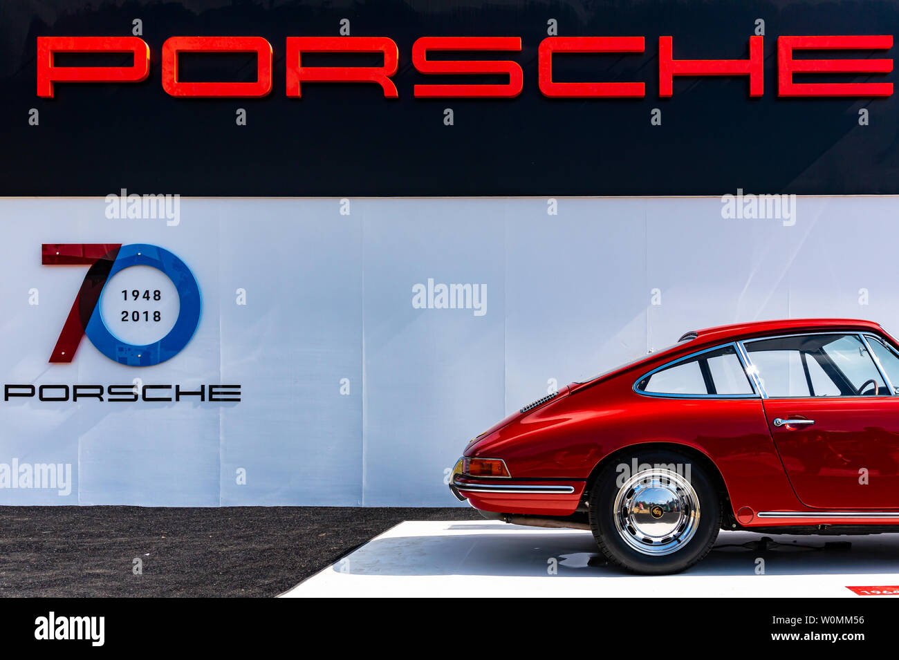 70e Anniversaire Porsche Stand A Goodwood Festival Of Speed 18 Avec Une Porsche 911 Classic Photo Stock Alamy