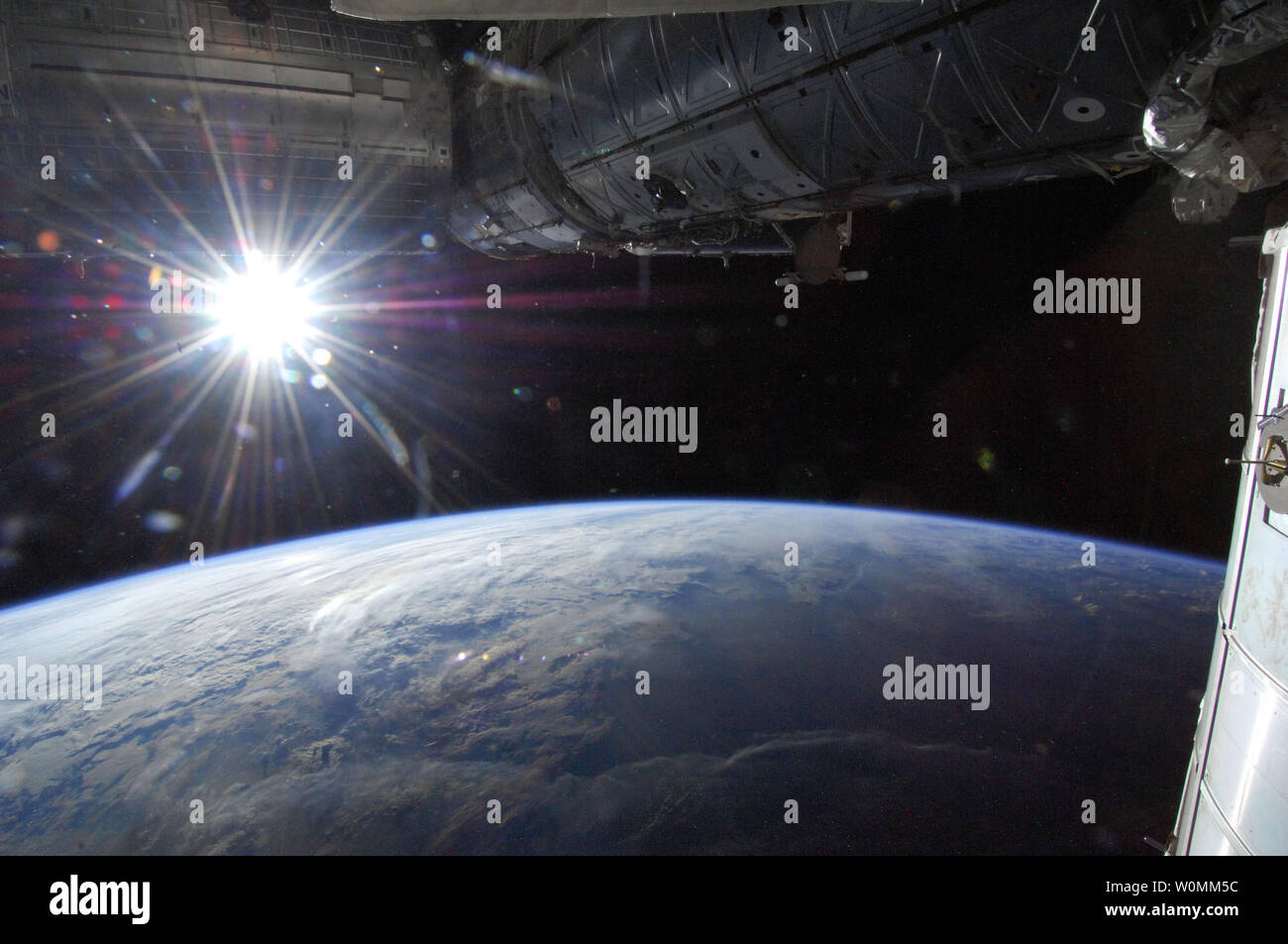 Le soleil est capturée dans un 'starburst' par rapport au mode Earth's horizon par l'un de l'Expédition 36 membres d'équipage à bord de la Station spatiale internationale, dont le nombre d'occupants est supérieur à un point dans le sud-ouest du Minnesota le 21 mai 2013...UPI/NASA Banque D'Images