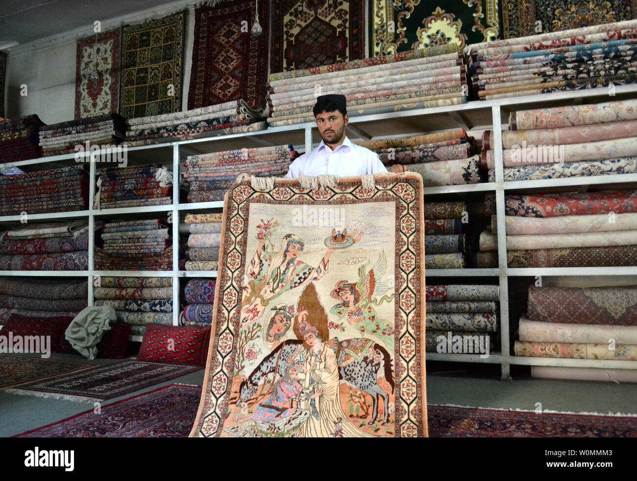 Un tapis afghan bouilloire montre sa création à l'intérieur d'une boutique  dans la ville frontière de Quetta, Pakistan, le 18 janvier 2014. Les tapis  sont disponibles dans une grande variété de tapis