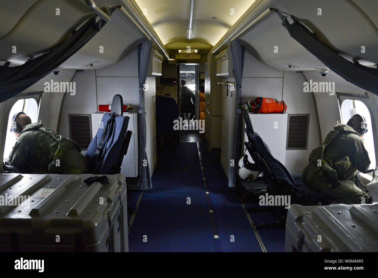 Aircrewmen Naval affectés à l'Escadron de patrouille (VP) 16 rechercher des débris flottants tandis que sur un P-8A Poseidon pendant une mission d'assistance dans les opérations de recherche et de sauvetage pour du vol MH370 de Malaysia Airlines. VP-16 est déployée dans la 7e Flotte des États-Unis à l'appui de la zone de responsabilité de la sécurité et de la stabilité dans la région du Pacifique-Indo-Asia. UPI/Eric A. Pasteur/U.S. Navy Banque D'Images