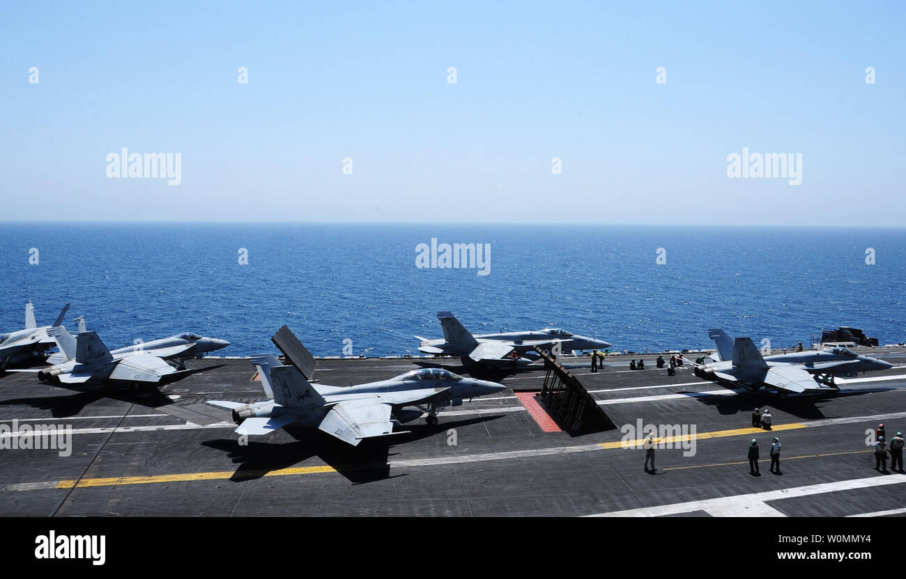 Lancement de marins au poste de pilotage des avions du porte-avions USS George HW Bush (CVN 77) de la 5e flotte américaine dans le golfe Persique le 7 août 2014. Deux F/A-18 de l'USS George HW Bush a chuté bombes de 500 livres sur le Centrafrique : l'avancement sur la capitale kurde d'Erbil, Irak. UPI/Lorelei Vander Griend/US NAVY Banque D'Images