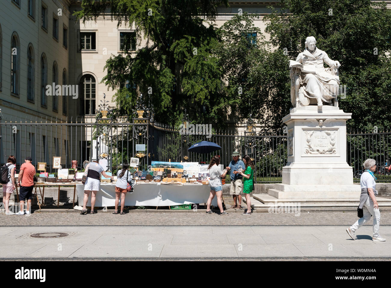 Berlin, Allemagne - Mai 2019 : second hand books en vente sur le marché aux puces en face de l'Université Humboldt de Berlin, Allemagne Banque D'Images