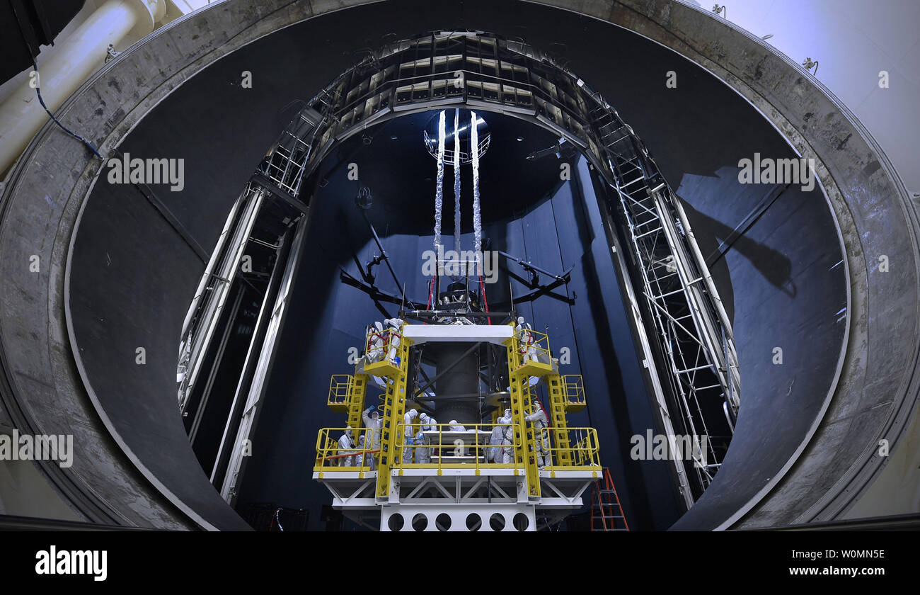 Ce 9 septembre 2014 photo de la NASA La NASA montre géant chambre à vide thermique, appelé une chambre, au Johnson Space Center à Houston comme elle est préparée à l'aide d'un système qui sera utilisé pour maintenir le télescope spatial James Webb pendant les tests. Le Télescope Spatial James Webb est le successeur de scientifiques du Télescope spatial Hubble de la NASA. Il sera le plus puissant télescope spatial jamais construit. Webb est un projet international mené par la NASA, en collaboration avec ses partenaires, l'Agence spatiale européenne et l'Agence spatiale canadienne. UPI/Chris Gunn/NASA Banque D'Images