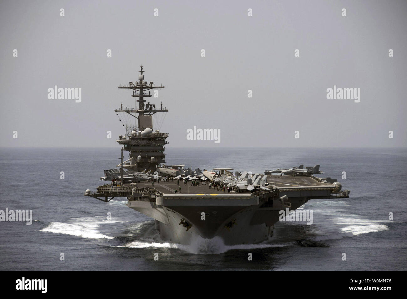 Le porte-avions USS Theodore Roosevelt opère dans la région de la mer d'effectuer des opérations de sécurité maritime, le 21 avril 2015. Le Theodore Roosevelt se déplace en position au large des côtes du Yémen et se joindra à d'autres navires américains prêt à intercepter les navires transportant des armes iraniennes à la lutte contre les rebelles Houthi au Yémen. Photo par Marine Anthony N. Hilkowski/UPI Banque D'Images