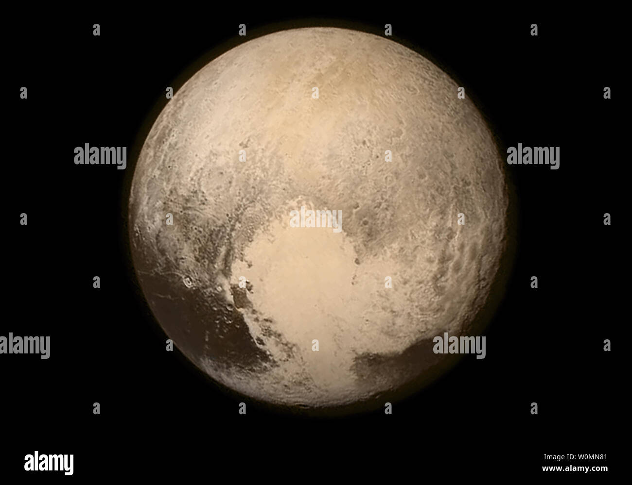 Une image de la NASA le 13 juillet 2015 montre Pluton de Nouveaux Horizons de la NASA juste avant de réaliser l'engin spatial c'est plus près de Pluton le 14 juillet. L'engin a parcouru 3 milliards de kilomètres depuis son lancement le 19 janvier 2006. NASA/APL/SwRI/UPI Banque D'Images