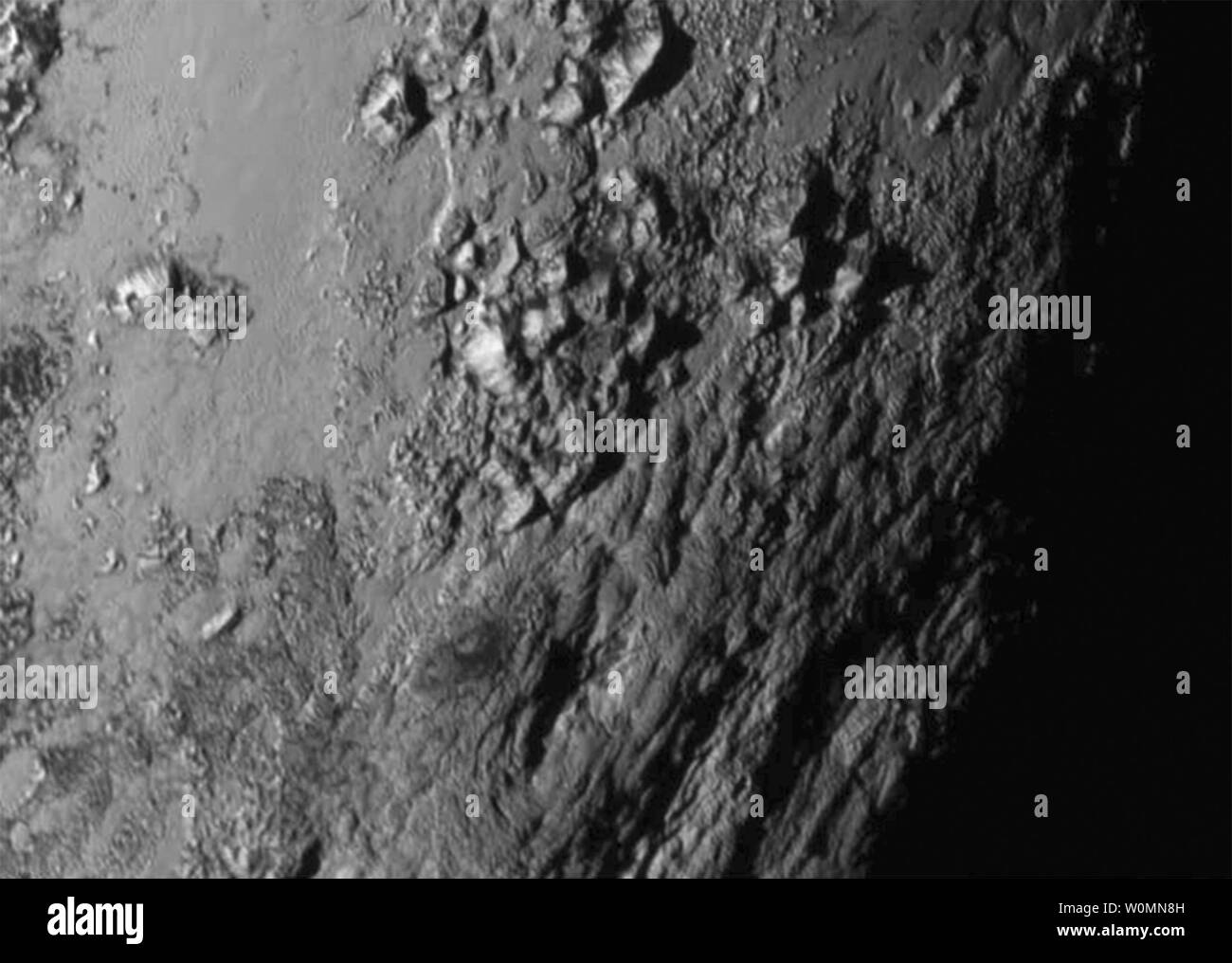 Une image de la NASA le 14 juillet 2015 montre une chaîne de montagnes près de l'équateur de Pluton de la sonde New Horizons juste avant de réaliser c'est plus près. L'engin a parcouru 3 milliards de kilomètres depuis son lancement le 19 janvier 2006. ans. NASA/APL/SwRI/UPI Banque D'Images
